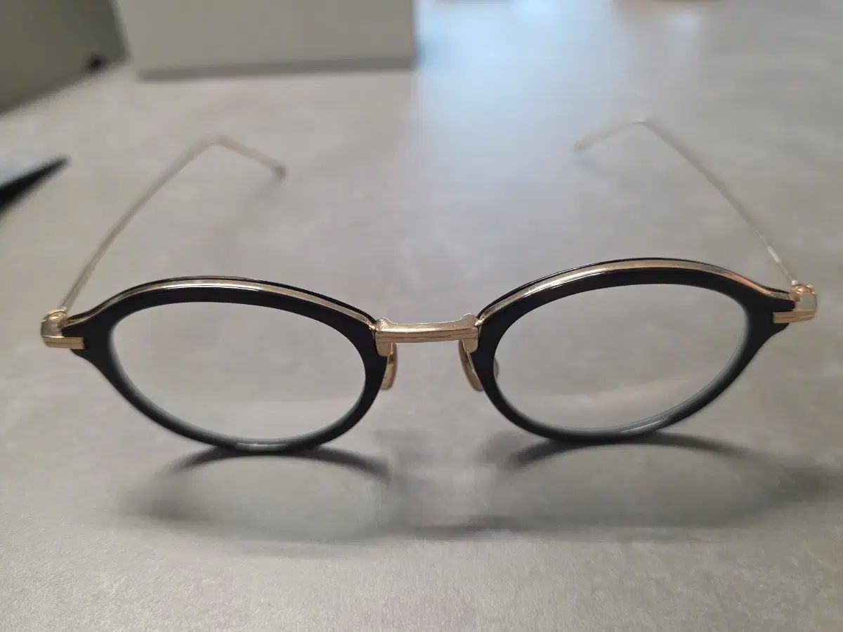 BROWN トムブラウン