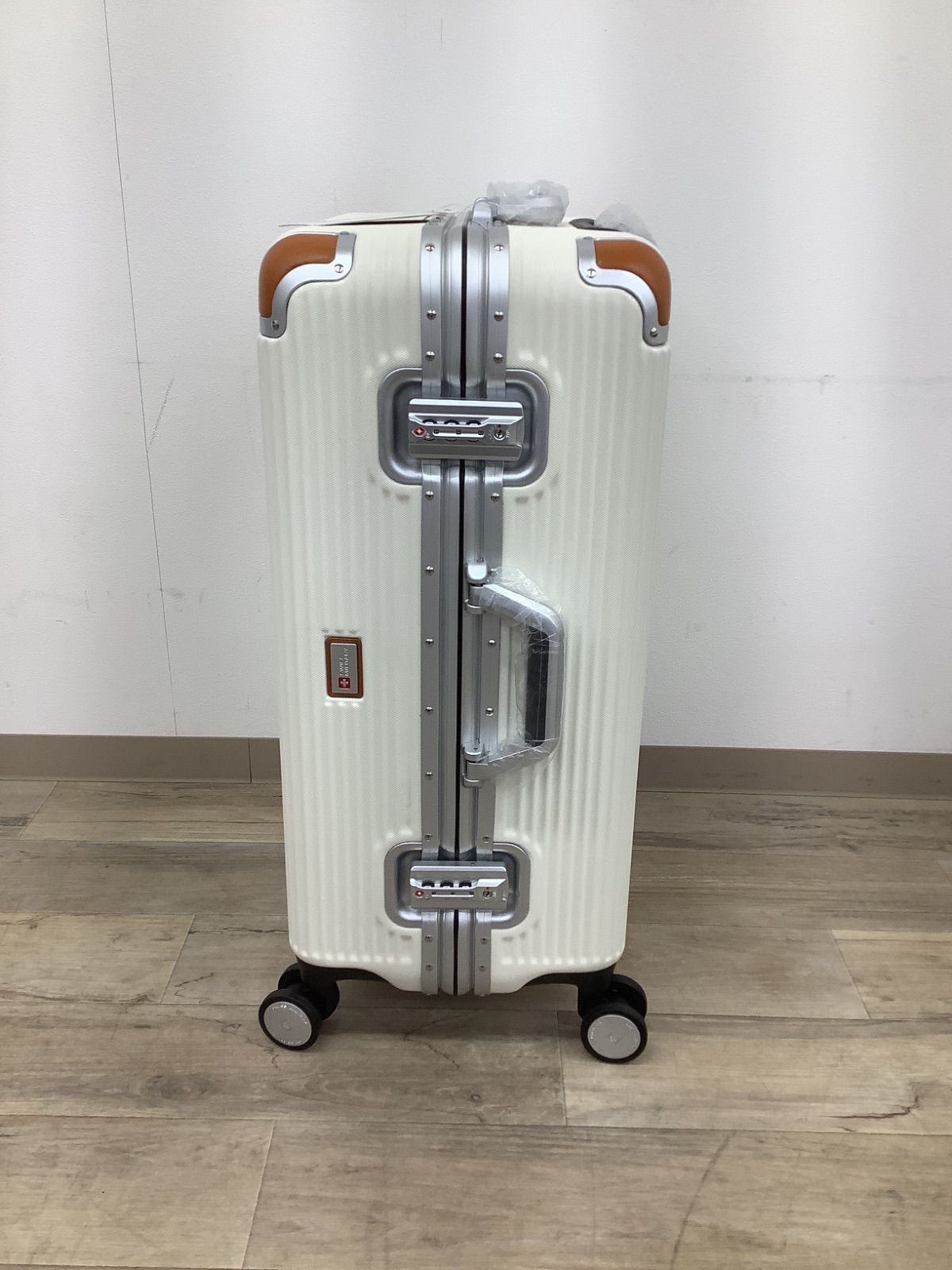 スイスミリタリー プレミアム Cタイプ 64L SM-C624 ホワイト スイスミリタリー プレミアム Cタイプ 64L SM-C624 ホワイト