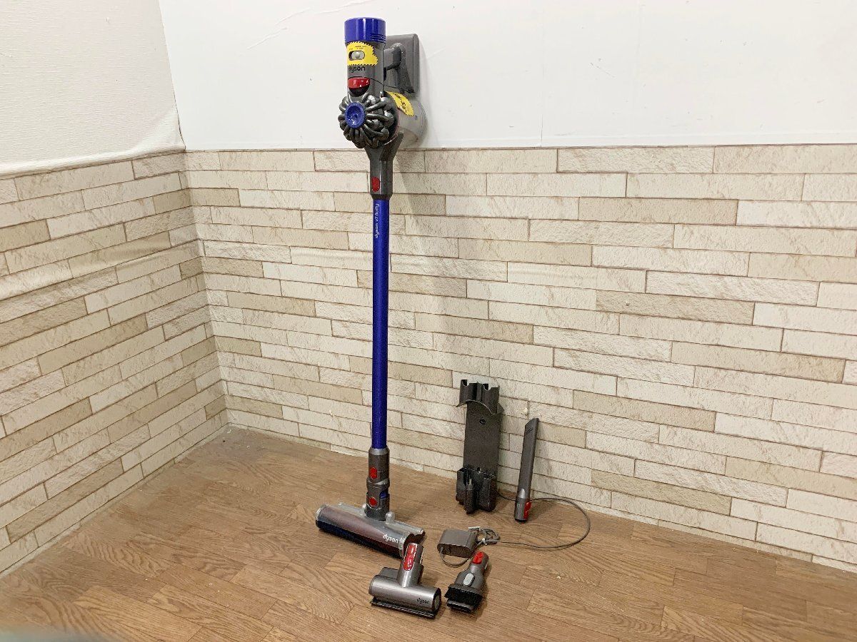 ダイソン Dyson コードレスクリーナー 掃除機 V7 充電式 家電 年式不明 ハンディ 通電 済み 他1133