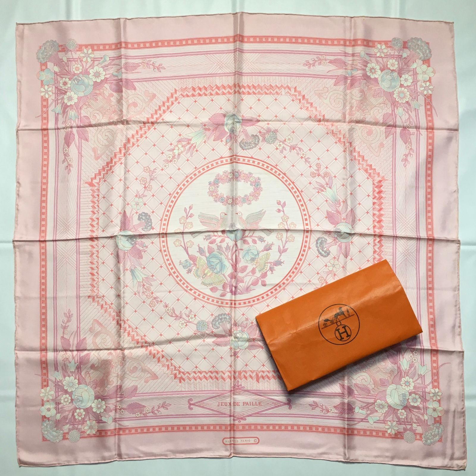 HERMESエルメス　カレ90ピンク　タグ付きシルク HERMES エルメス カレ90 ペルシャの詩 シルク ピンク スカーフ