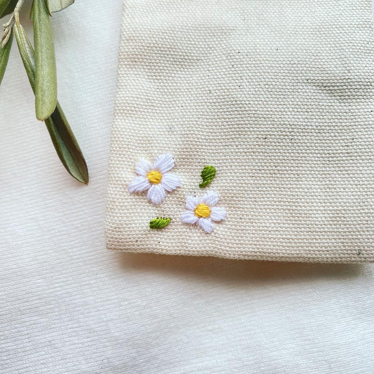 手刺繍小花のお守り袋　御守り袋　ハンドメイド