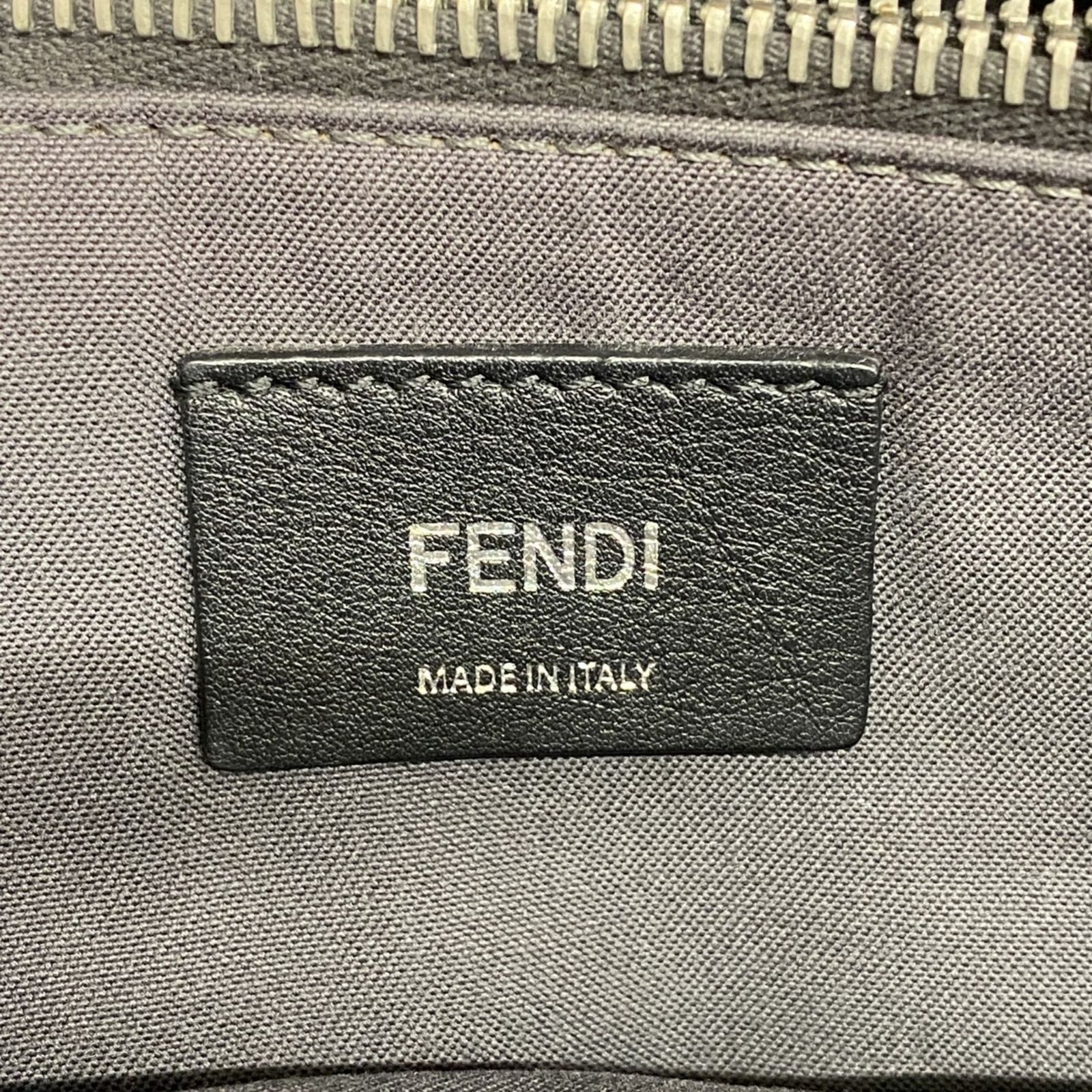 新品 FENDI フェンディ メッセンジャーバック 写真7/10｜フェンディのメンズバッグ「フェンディ ルイ」手持ち