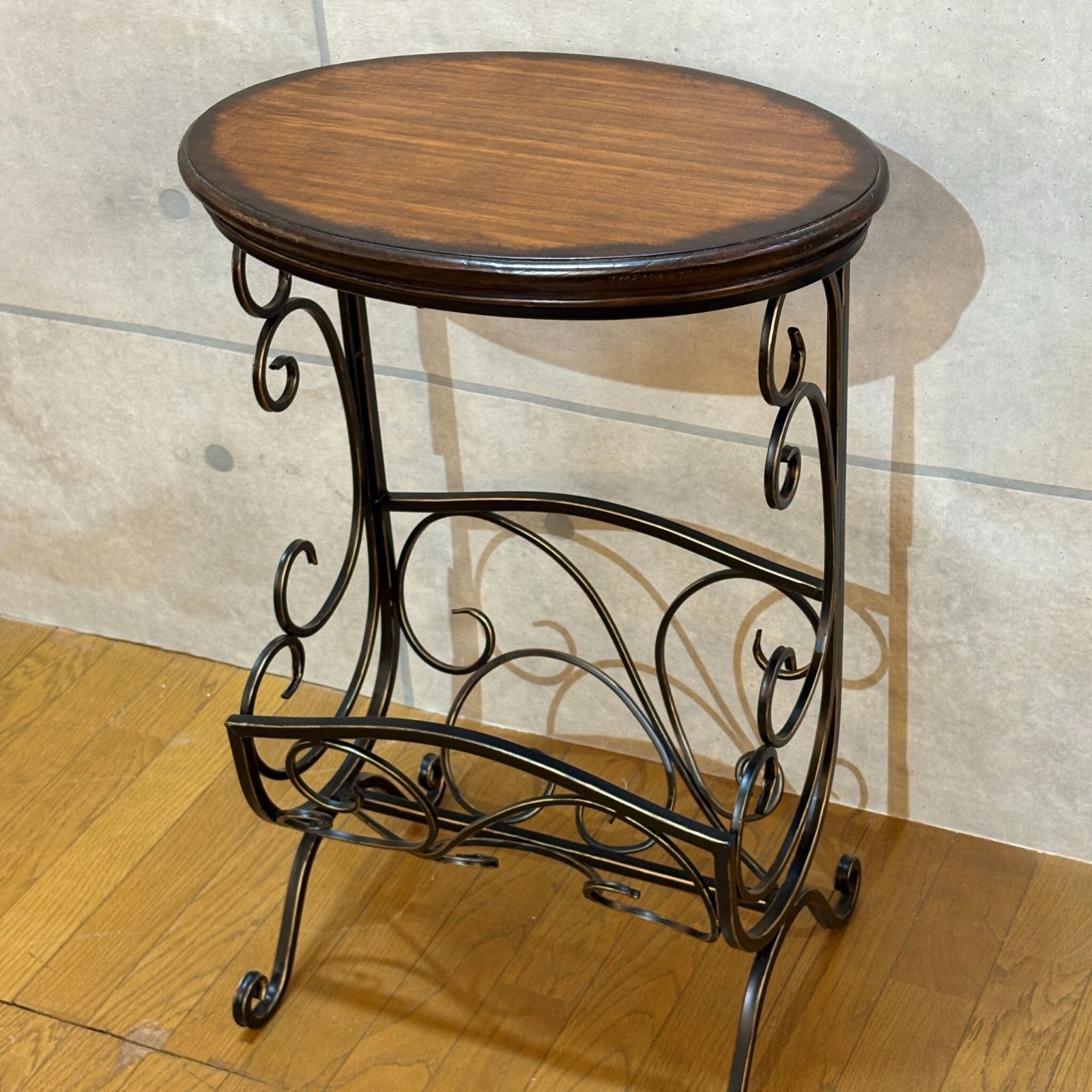 クラシカルアイアン マガジンラック付きサイドテーブル ウッド天板 - 曲線装飾 ヴィンテージ風の ARIVO SELECT