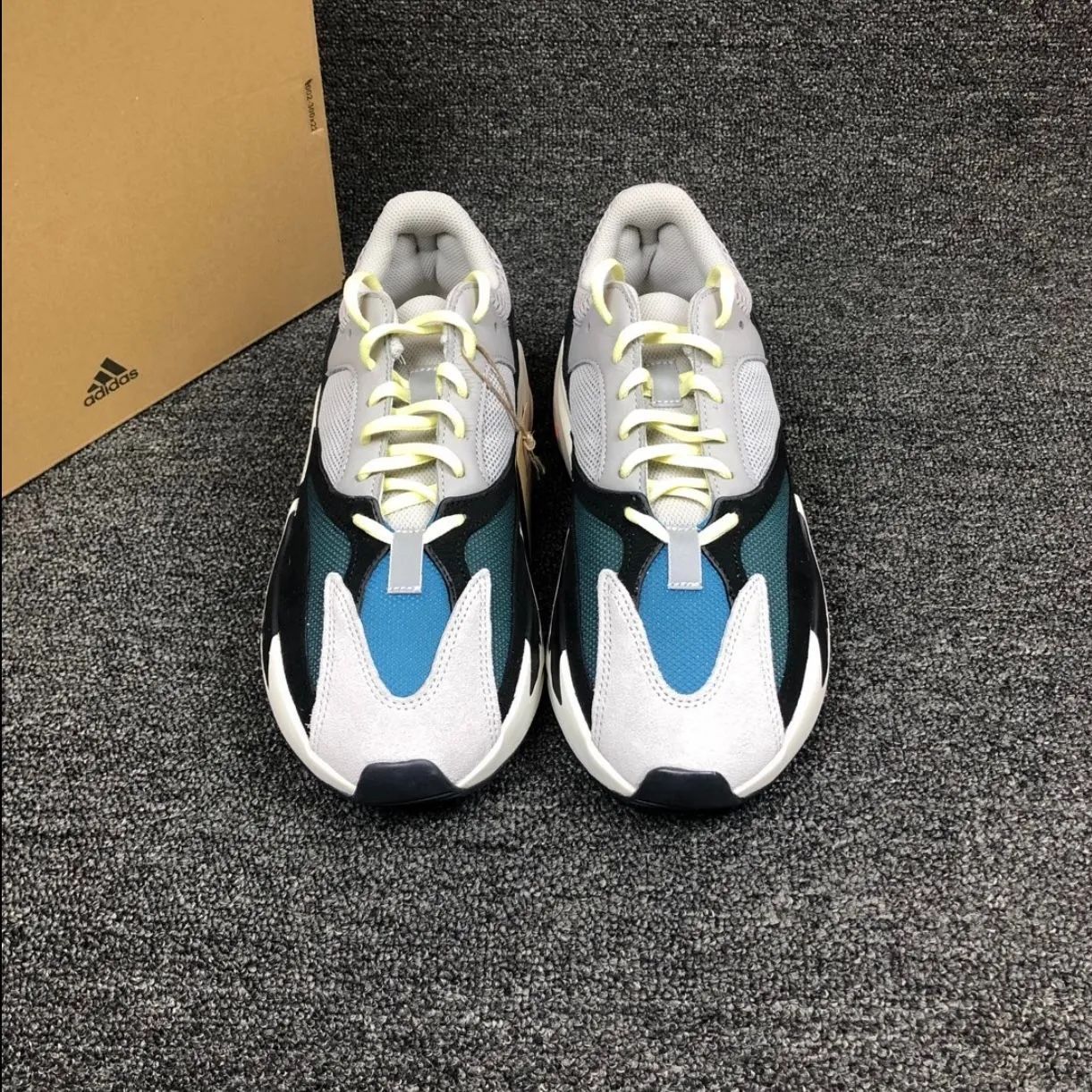 新品未使用 B75571 男女兼用 adidas YEEZY Boost 700 