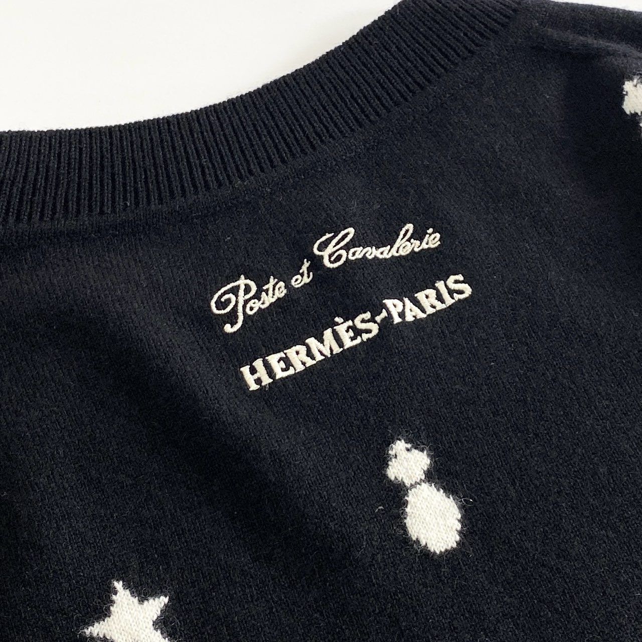 79j2 HERMES エルメス Poste et Cavalerie サーベル飾袋 刺繍 カシミアニット セーター サイズ42 ブラック ホワイト  カシミヤ100％ レディース イタリア製 - メルカリ