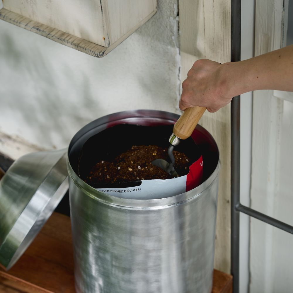 ノスタルジックなアルミの大きなキャニスター.懐かしくて 新しい