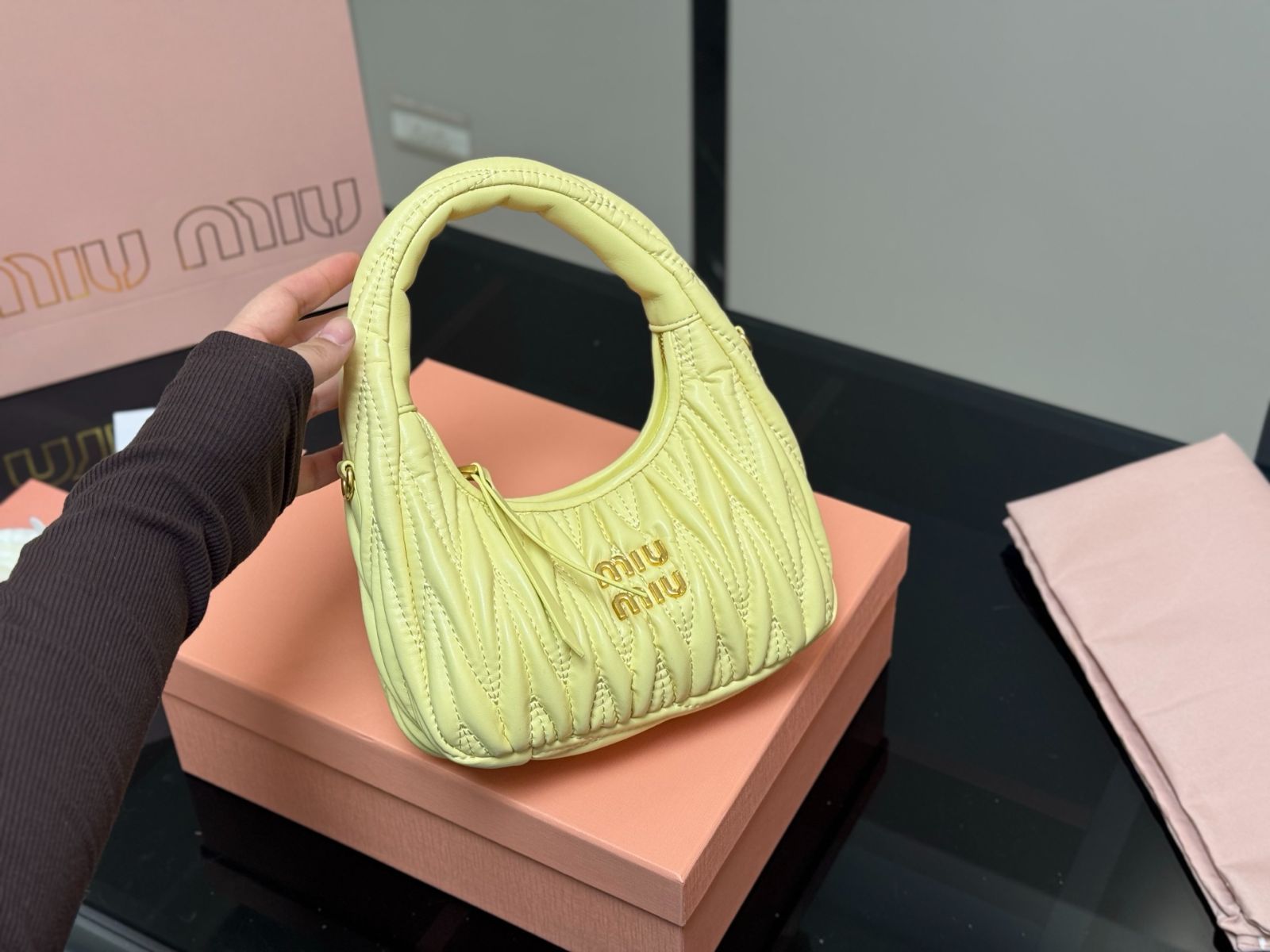 ■ ほぼ新品 ■ miu miu ハンドバック #1171HO2500 MIU MIU ワンダー ホボバッグ ? 22×11cm [本日特価|新品未使用品
