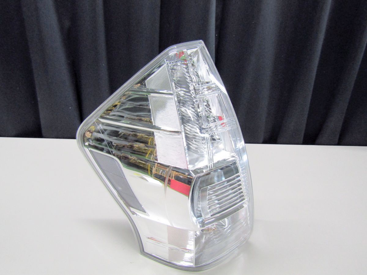プリウスα後期トヨタ純正テールランプ　⭐︎更に値下げ⭐︎52000円⇨45000円 プリウスα後期トヨタ純正テールランプ ⭐︎更に値下げ⭐︎52000