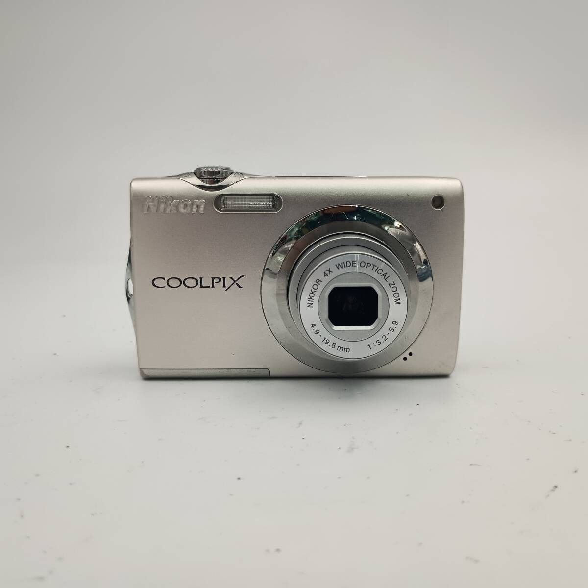 Nikon Coolpix S3000 Silver Compact DIGATAL Camera ニコン