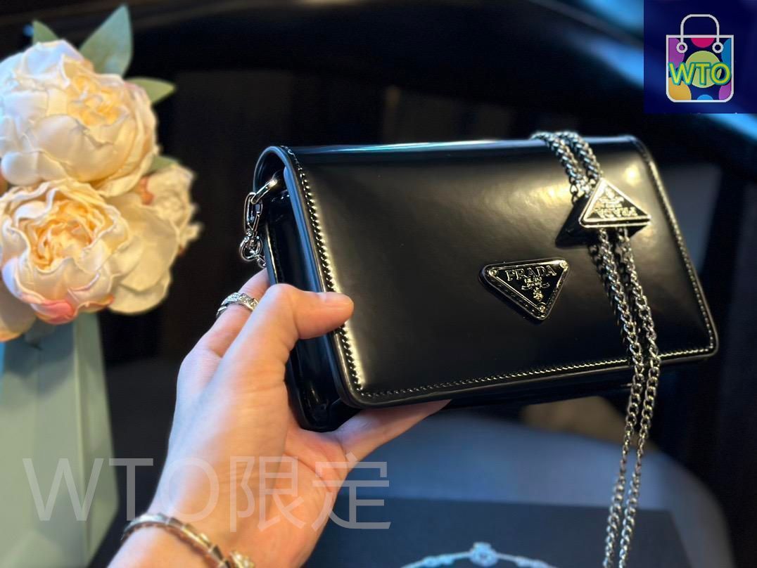PRADAプラダの超美しいブラックショルダーバッグ｜本日限定特価