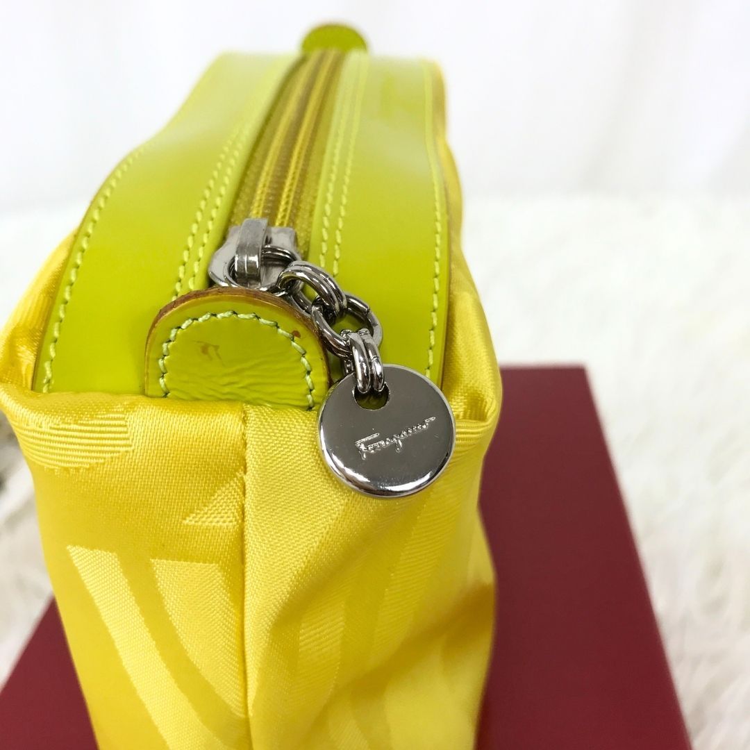 新品未使用】Salvatore Ferragamo サルヴァトーレフェラガモ ポーチ