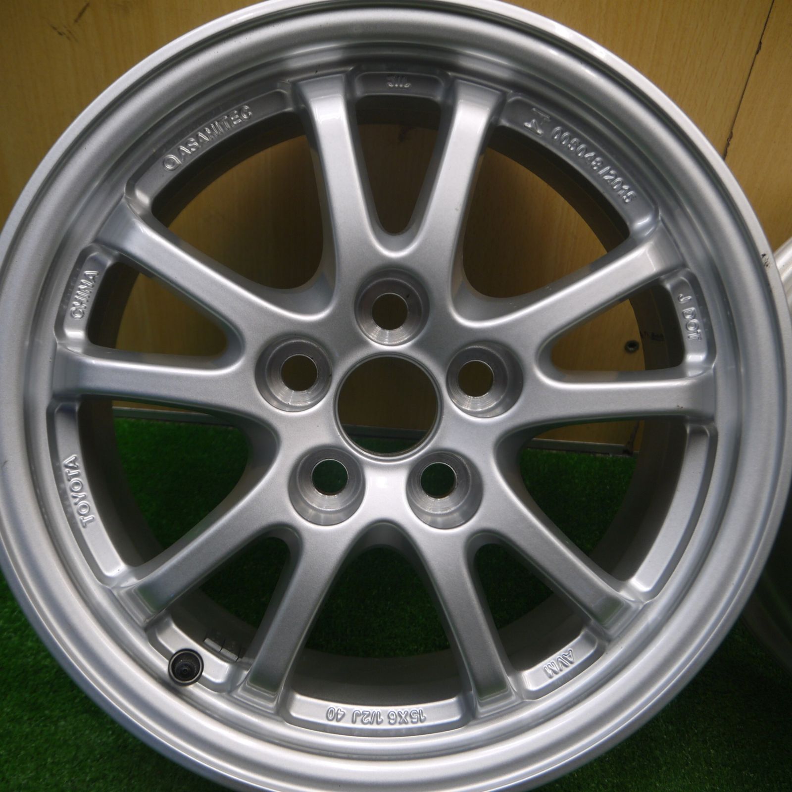 トヨタ50プリウス 純正アルミ15インチ 5H 15×6.5J PCD100 夏タイヤ4本 