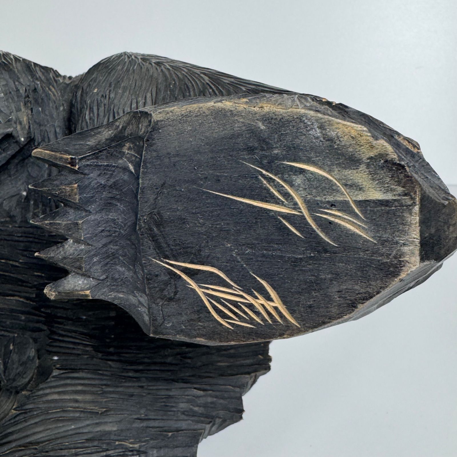 北海道伝統工芸 迫力ある木彫りの熊 作家銘あり 置物 長約48cm 刻