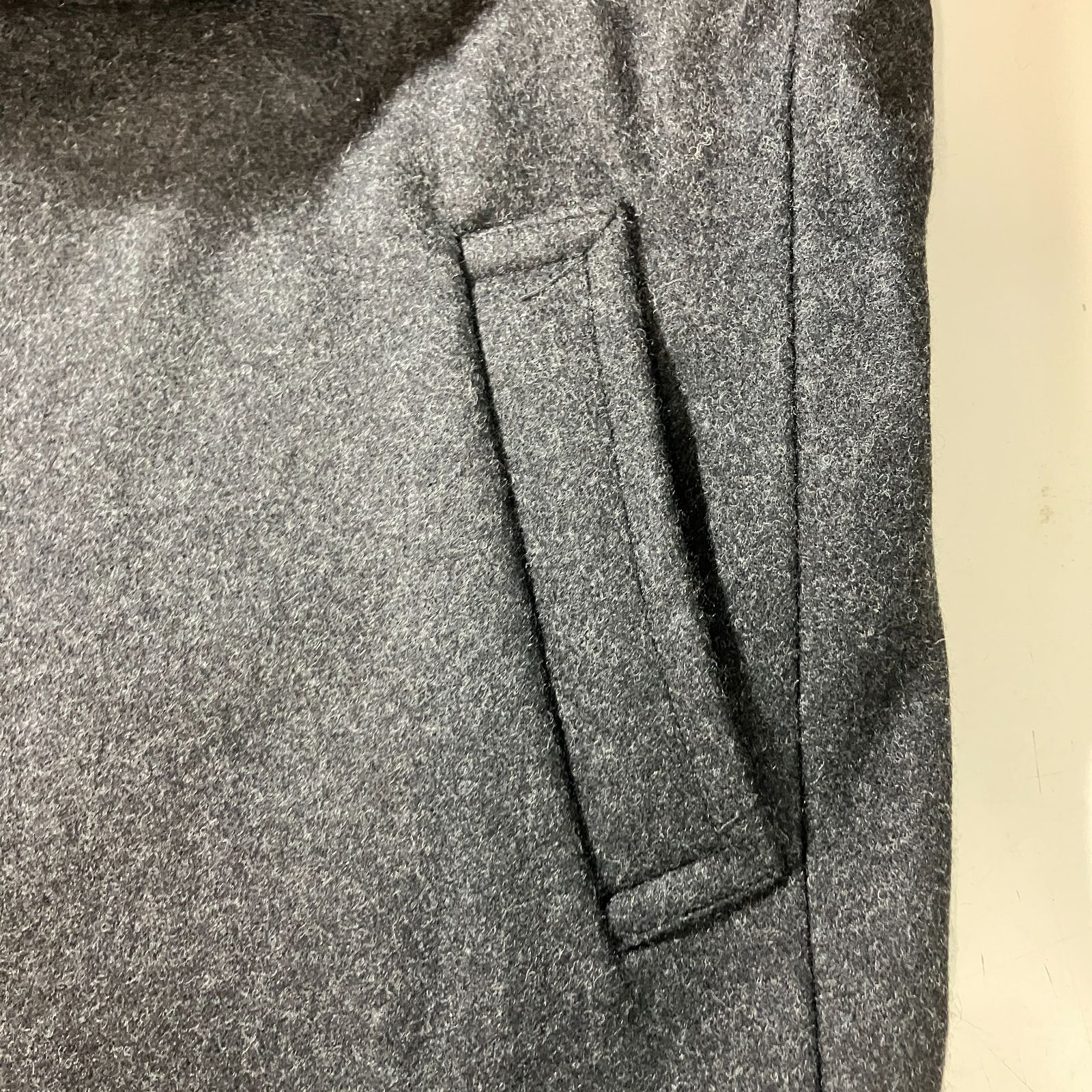 むつ75-092501 バイオハザード ヴィレッジ イーカプコン クリスレッドフィールド コート Buttonless chester coat Chris Redfield Ver 併売 メンズ