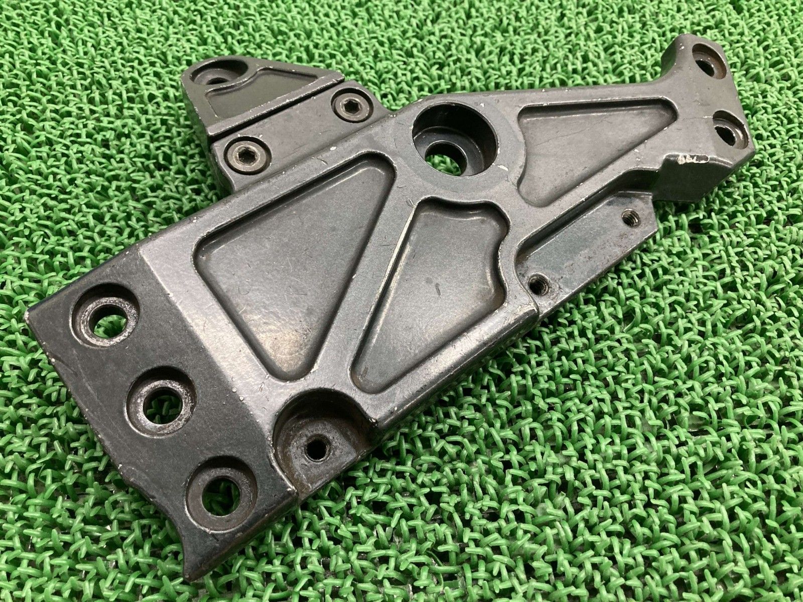 ゼファー400 ステップホルダー 右 35011-1501 カワサキ 純正 ZR400C フレームカバー ピボットカバー 曲がり無し 品薄 zI