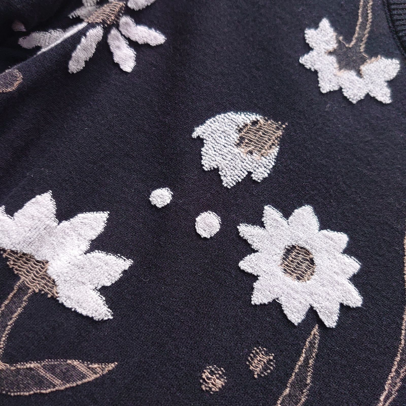 花柄刺繍ニットワンピース 黒 美品 シビラ 花柄ニードル刺繍 ウール100