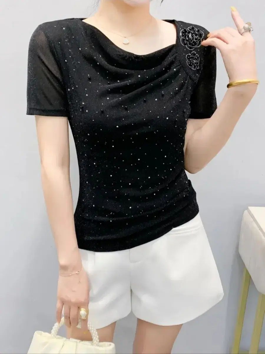 【極美品✨️】みなとのてんらんかい 半袖ブラウス 新品未使用】「みなとのてんらんかい」半袖ブラウス - メルカリ