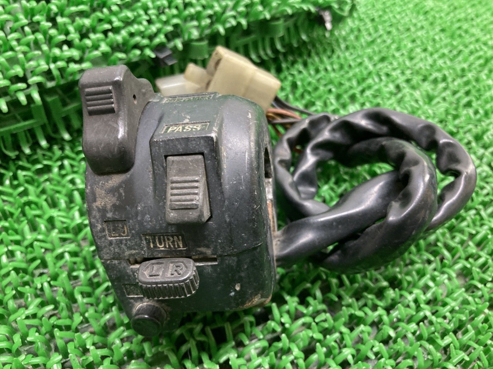 ◇4L0-83975-00 スイツチ，ハンドル 2☆1/RZハンドルスイッチ右純正