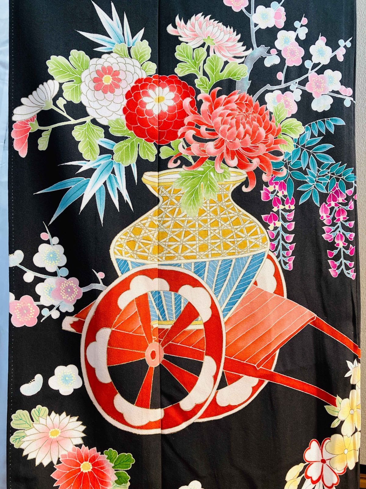 着物 黒留袖 正絹 / 黒色系 ブラック系 / 五つ紋 彼岸花 壺 身丈