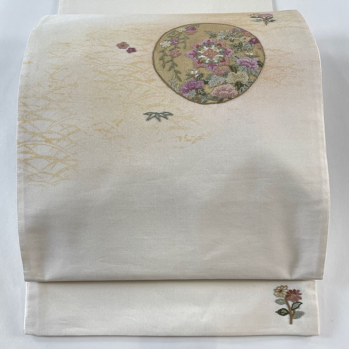 袋帯 美品 秀品 草花 丸文 相良刺繍 金彩 灰白 お太鼓柄 正絹