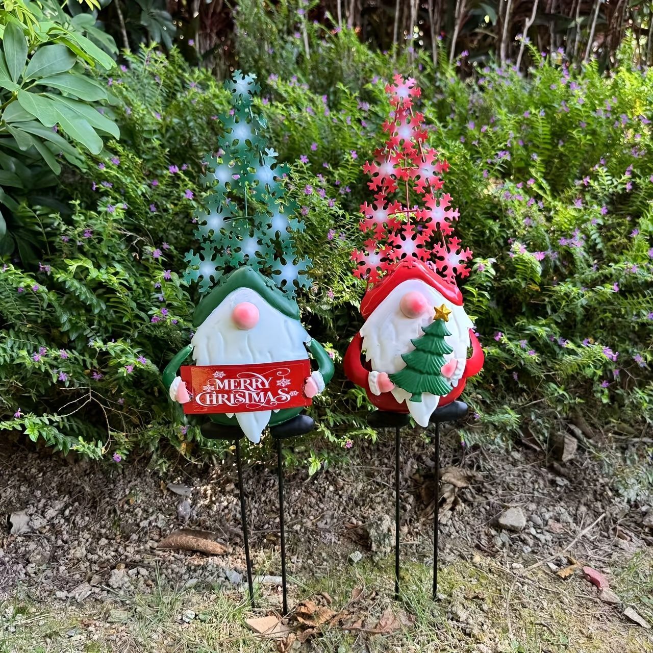 クリスマス ガーデンステーク ガーデンピック 2人のサンタクロース 緑 赤 ガーデニング ガーデン 装飾 庭 屋外 プランター インテリア ギフト 埋め込み 芝生 DIY オシャレ クリスマス装飾 2個セット 鉄