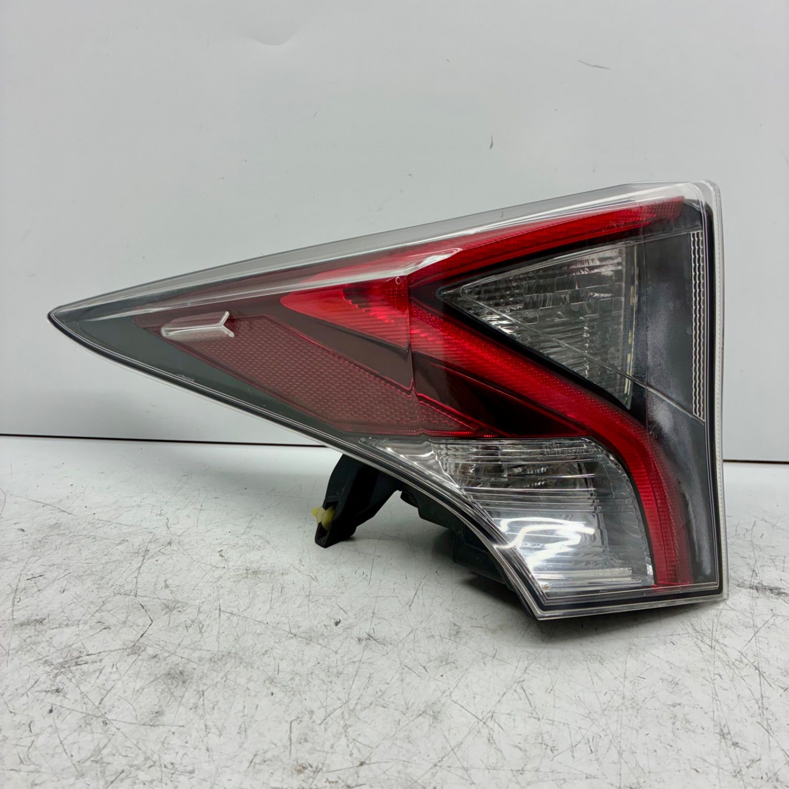 コーティング済 ZVW50 ZVW51 ZVW55 プリウス 前期 テールライト ランプ レンズ 左側 助手席側 L 上側 LED ICHIKOH 47-77 47-87 P70605