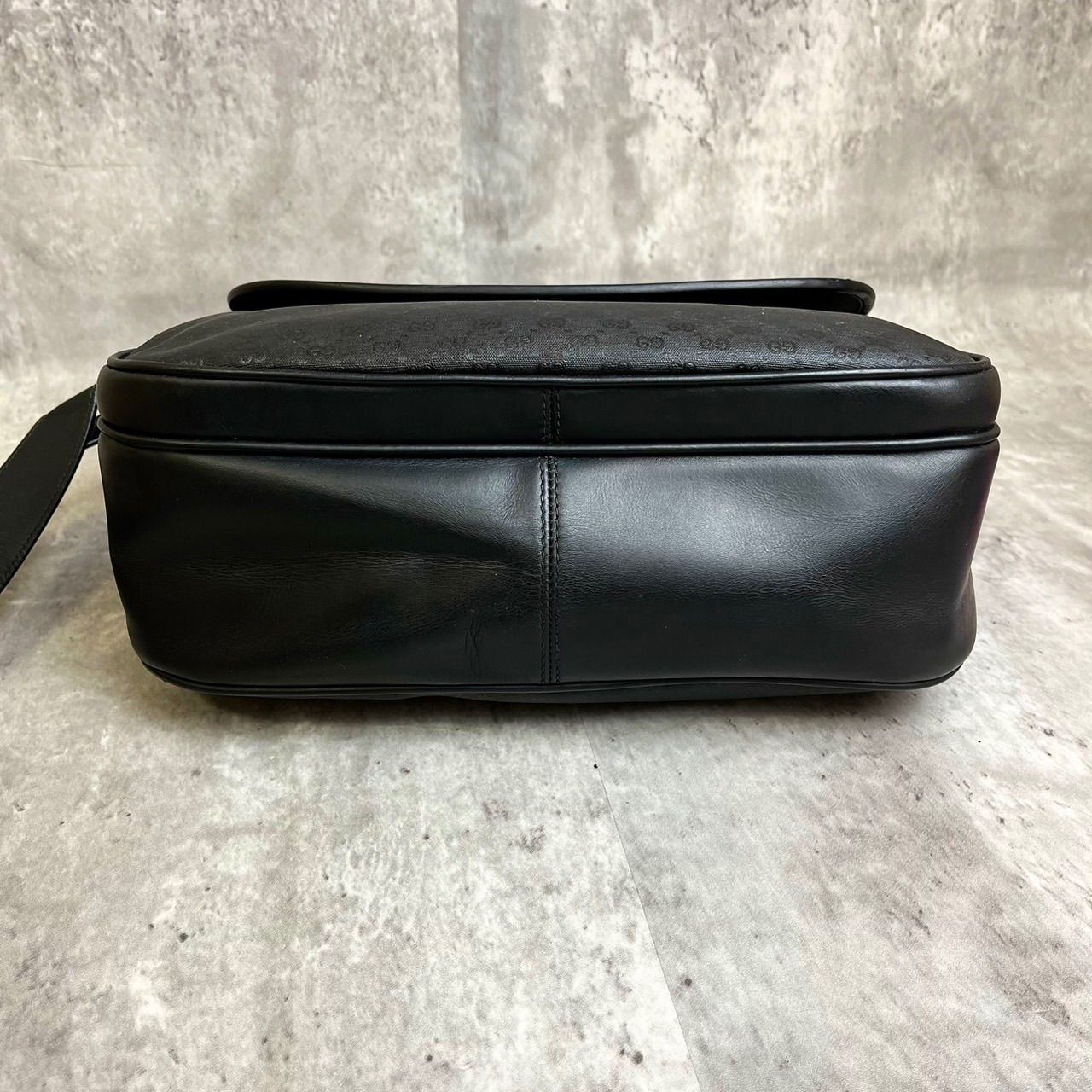 【GUCCI】ショルダーバッグ　マイクロGG ゴールド金具　ブラック GUCCI】 ショルダーバッグ マイクロGG柄 ブラック ゴールド金具 グッチ