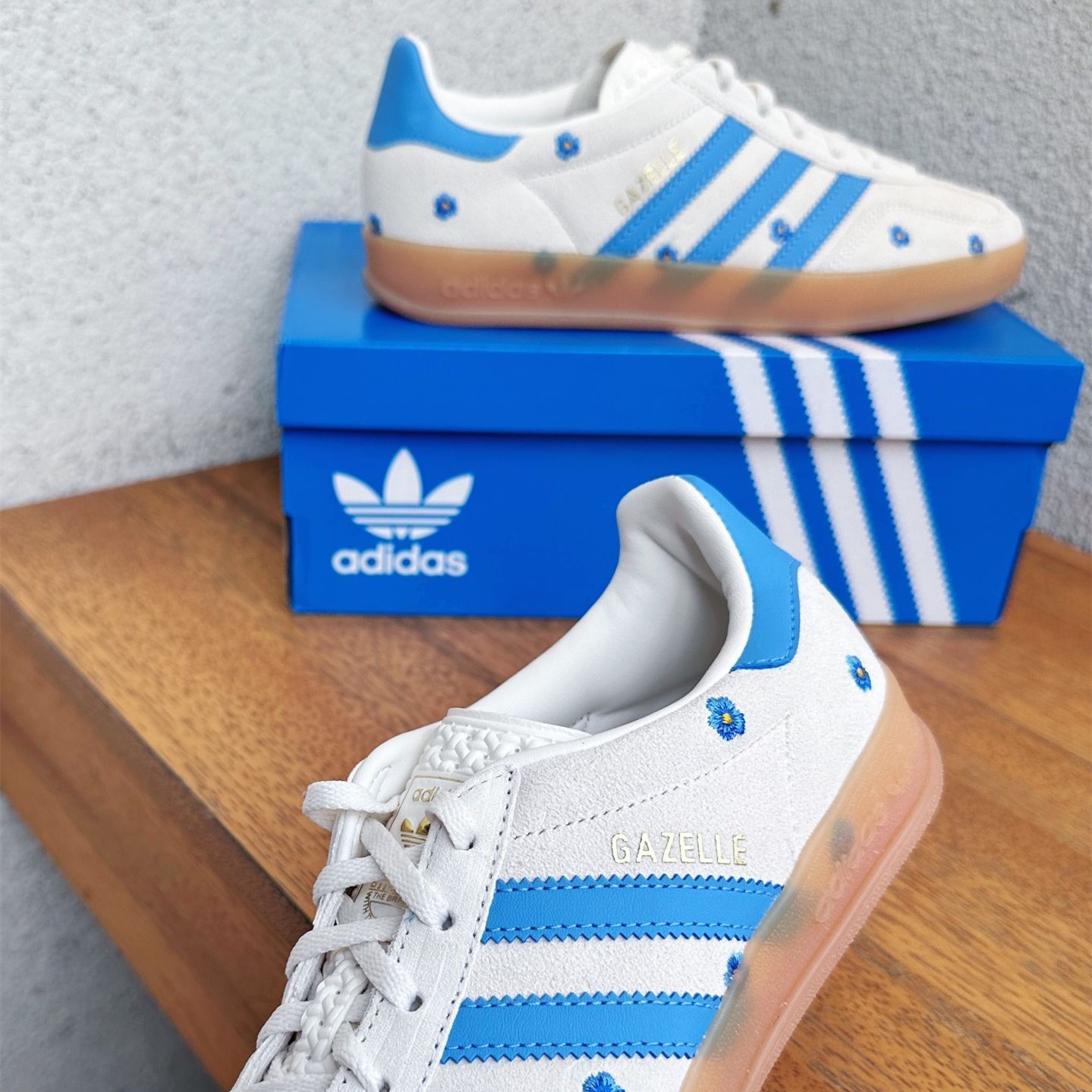 adidas Samba gazelle indoor アディダス サンバ スニーカー ホワイトブルーの小さな花スニーカー