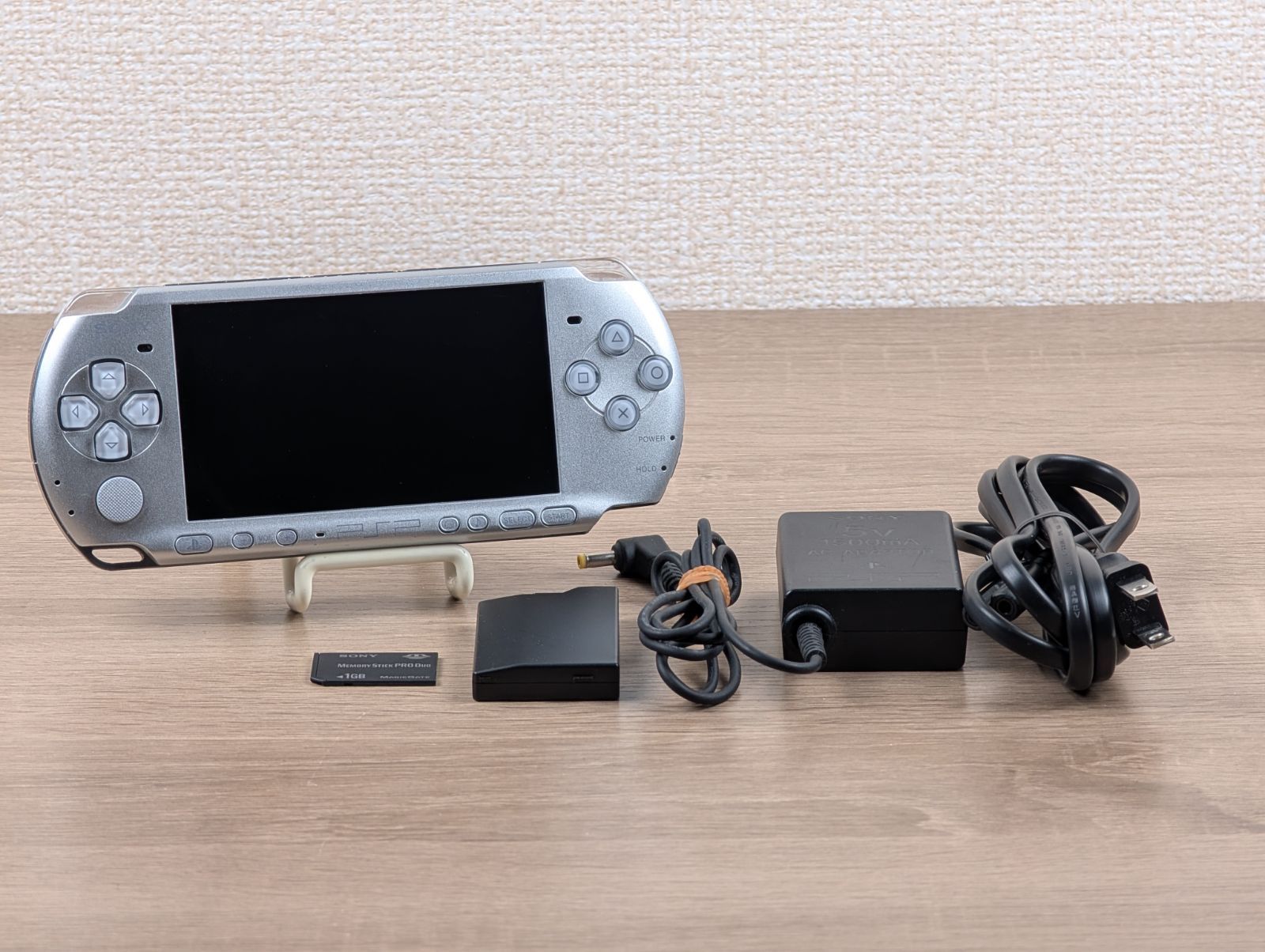動作良好 上位モデル SONY PlayStation ポータブル PSP-3000 ミスティックシルバー すぐ遊べるフルセット 充電器 メモリカード 携帯ゲーム機