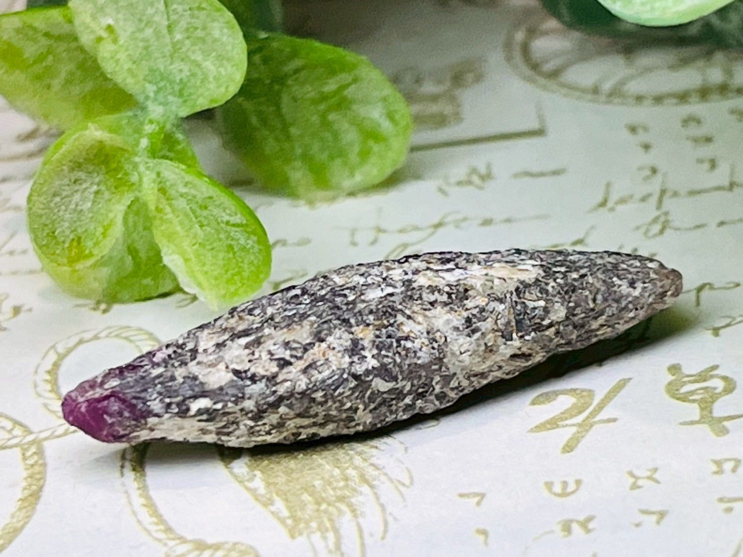 ルビー　原石　コランダム　紅玉　勝利の石　蛍光 勝利を呼ぶ石✴︎ ルビー 原石 コランダム 蛍光鉱物 紅玉 - メルカリ