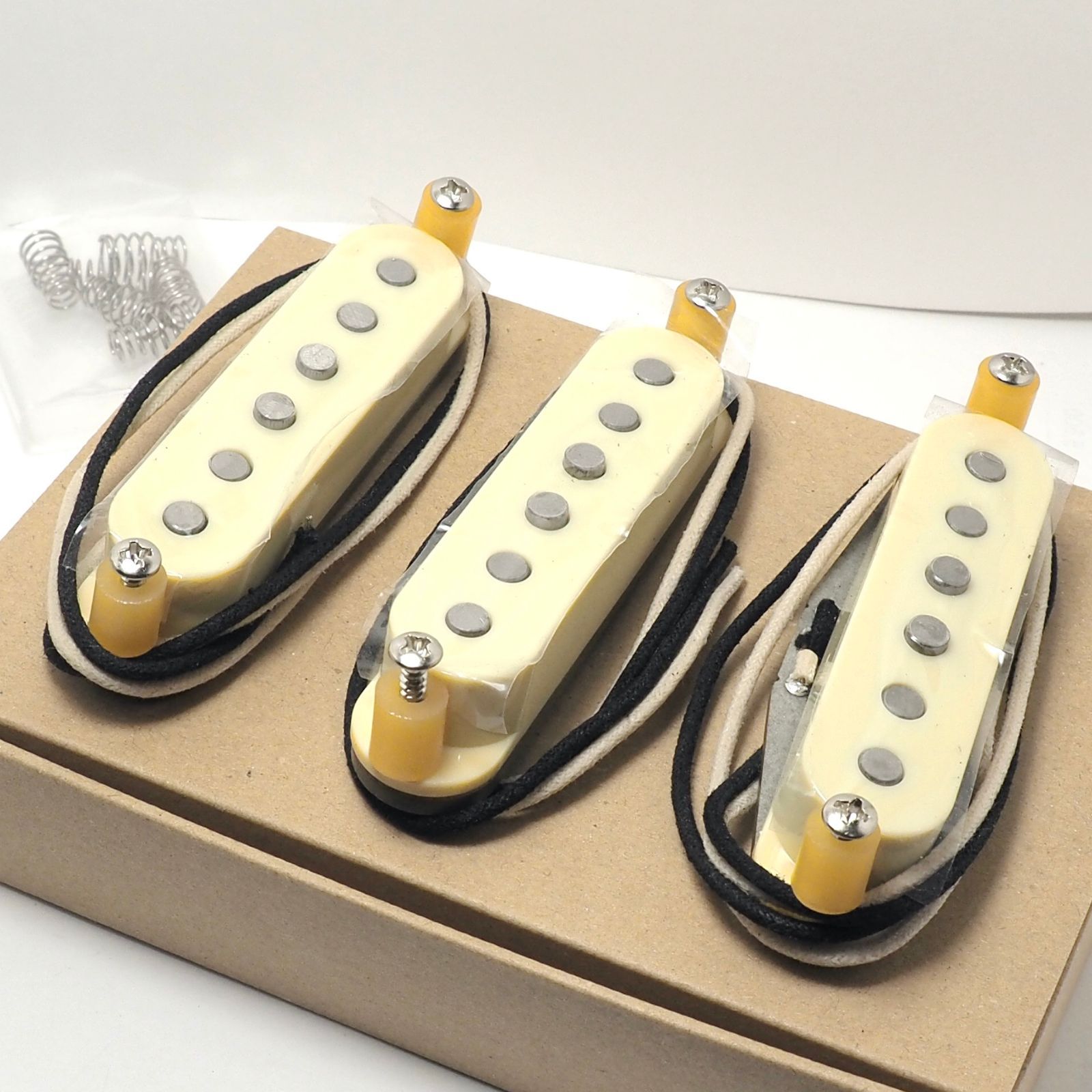 手巻きアルニコV スタガード シングルピックアップセット 52mm幅