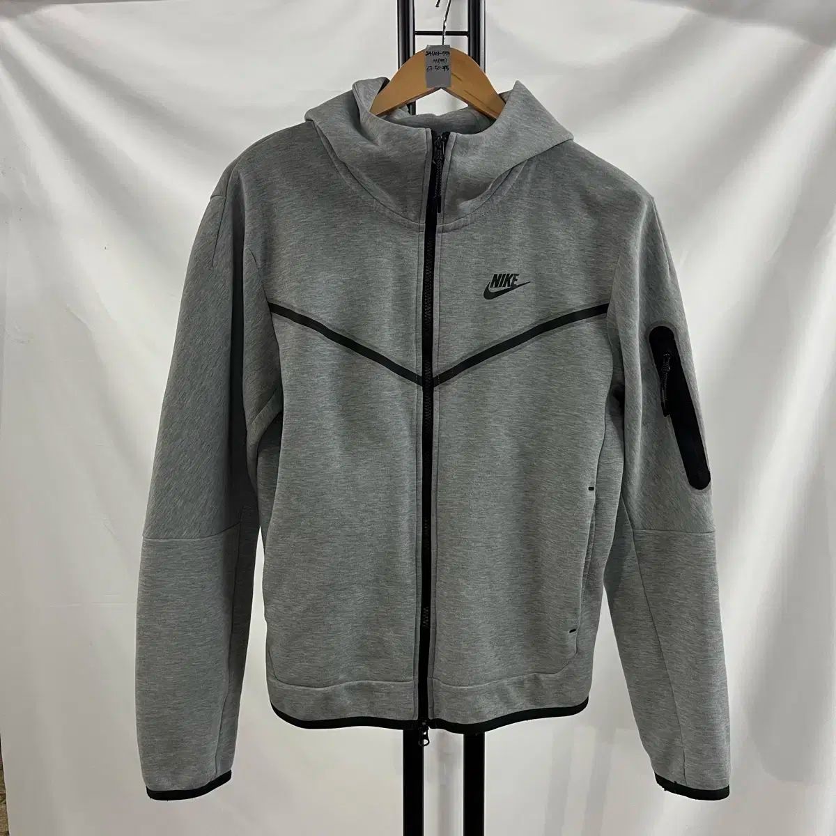【雷市場（ポンジャン）商品韓国直送】 純正品/ M Nike(ナイキ） テックフィット ウインドランナー グレー フード付き ジップアップパーカー