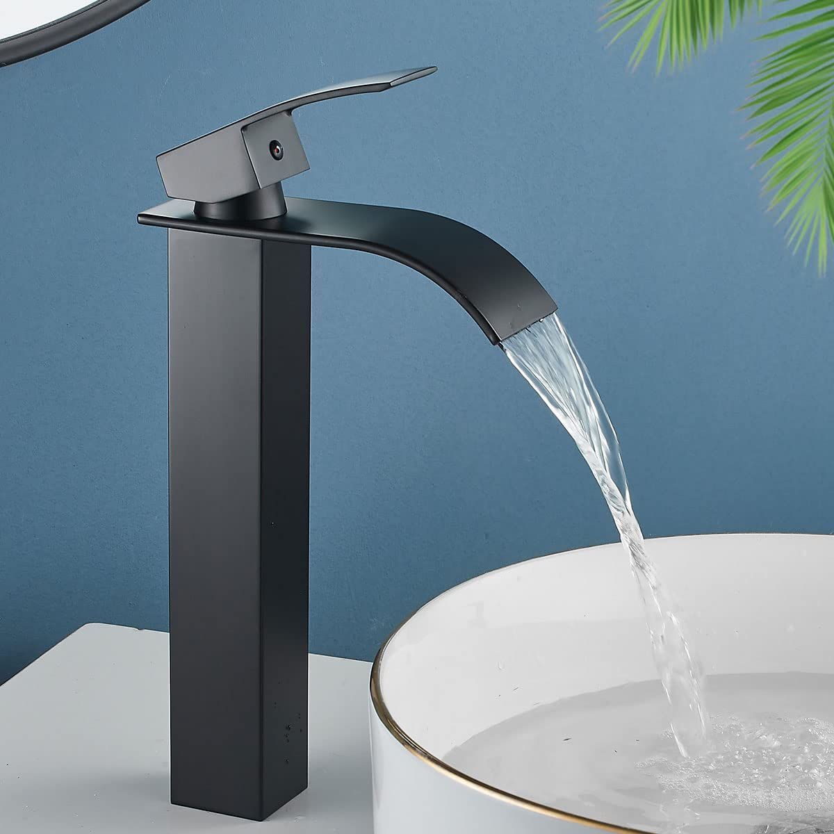 【人気商品】洗面水栓 洗面台蛇口 洗面用混合栓 シングルレバー 混合水栓 立水栓 滝状吐水口 手洗いボウル用 水栓金具 真鍮製 取り付けホース付き 高295mm (黒)