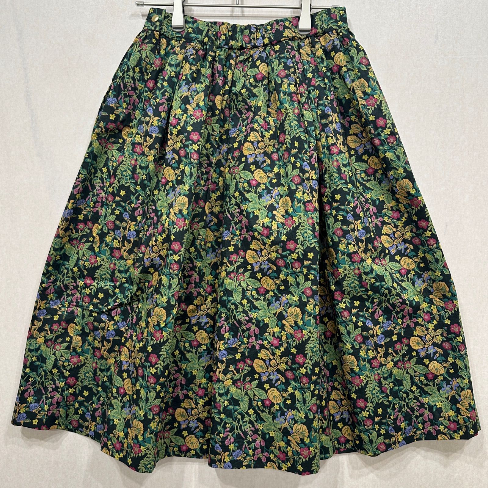 ⭐︎テチチ　リバティ単色小花柄スカート　M size⭐︎ 美品】テチチ リバティ 花柄 スカート Te chichi liberty フレア