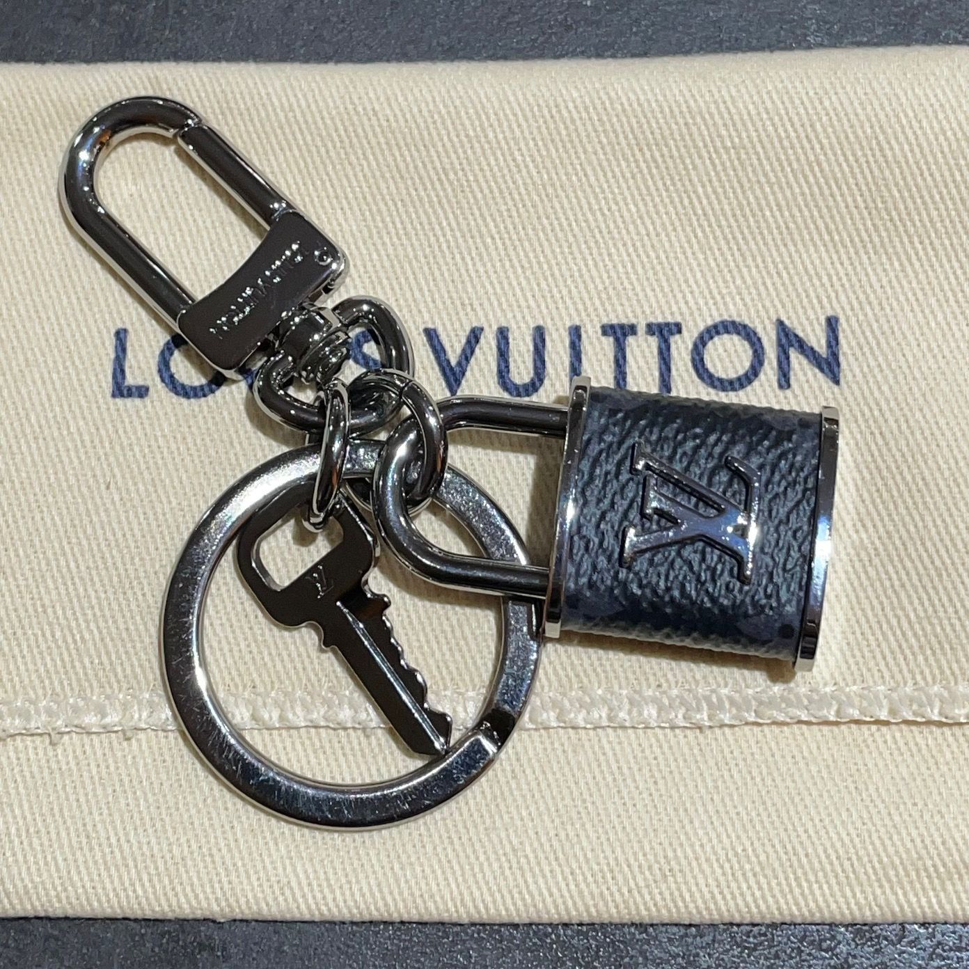 国内正規 美品 LOUIS VUITTON モノグラムエクリプス キーホルダー 