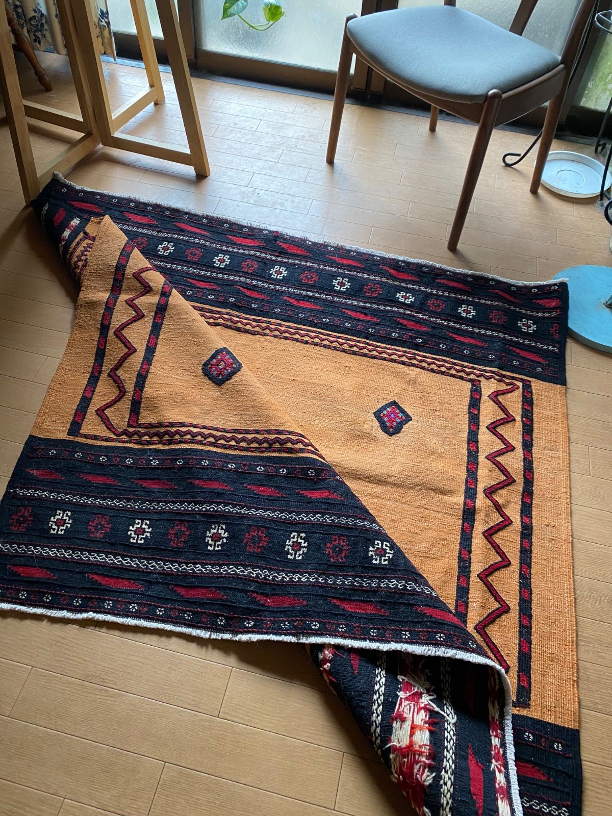 素敵で細かい織りグジャリ織り入りバルーチソフラをご紹介