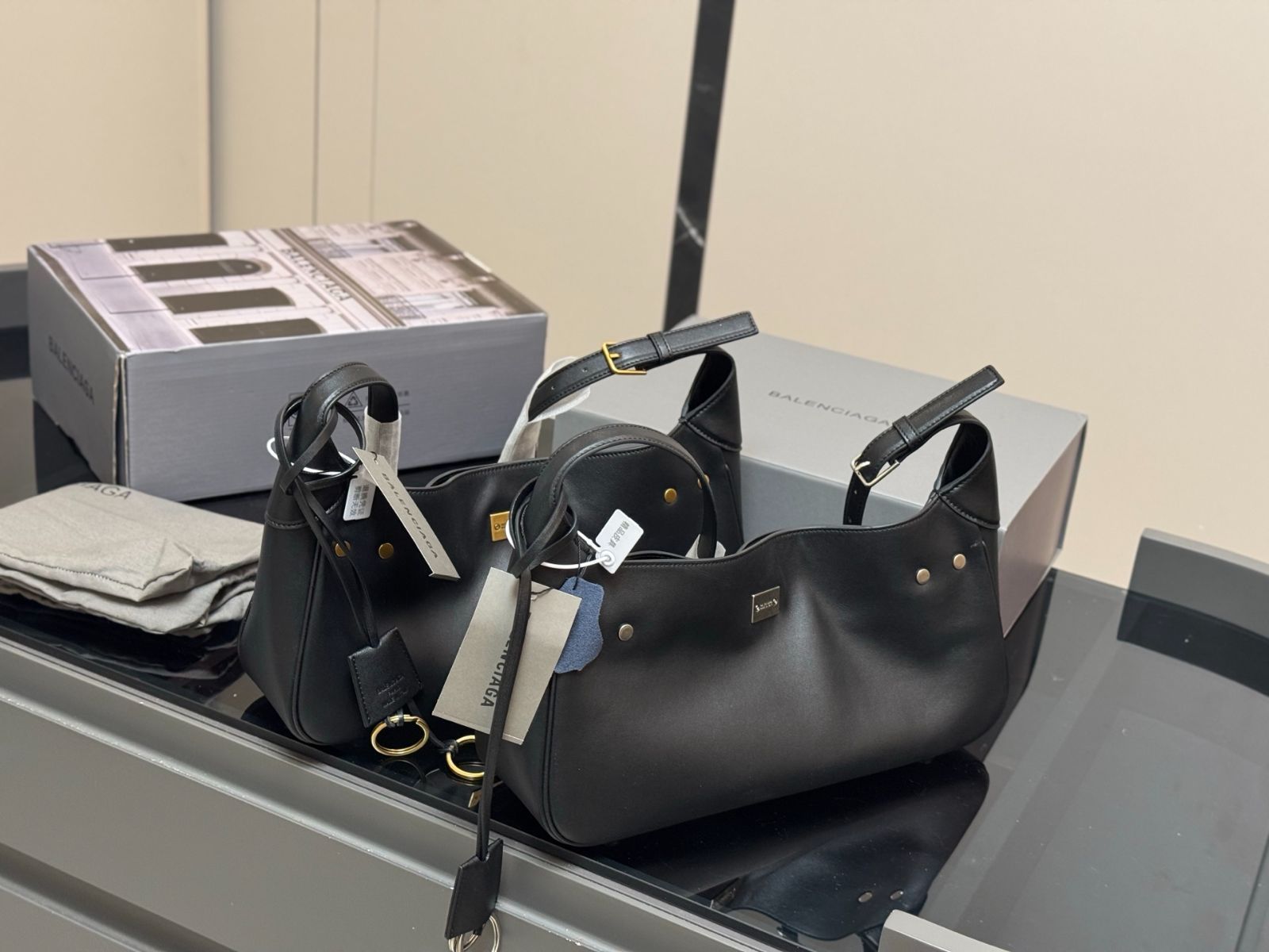 × 角ボタン五金のレトロな魅力