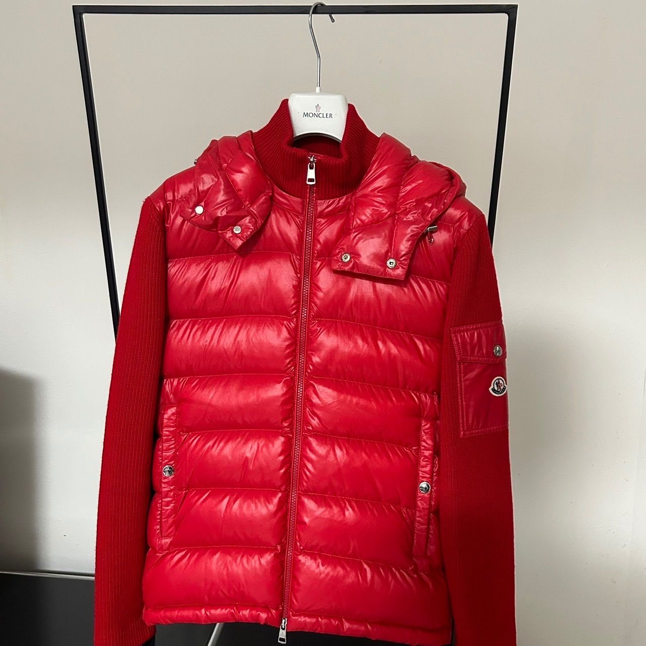 MONCLER ダウンニット☆赤☆フード付き☆定番ロゴ☆サイズL - メルカリ