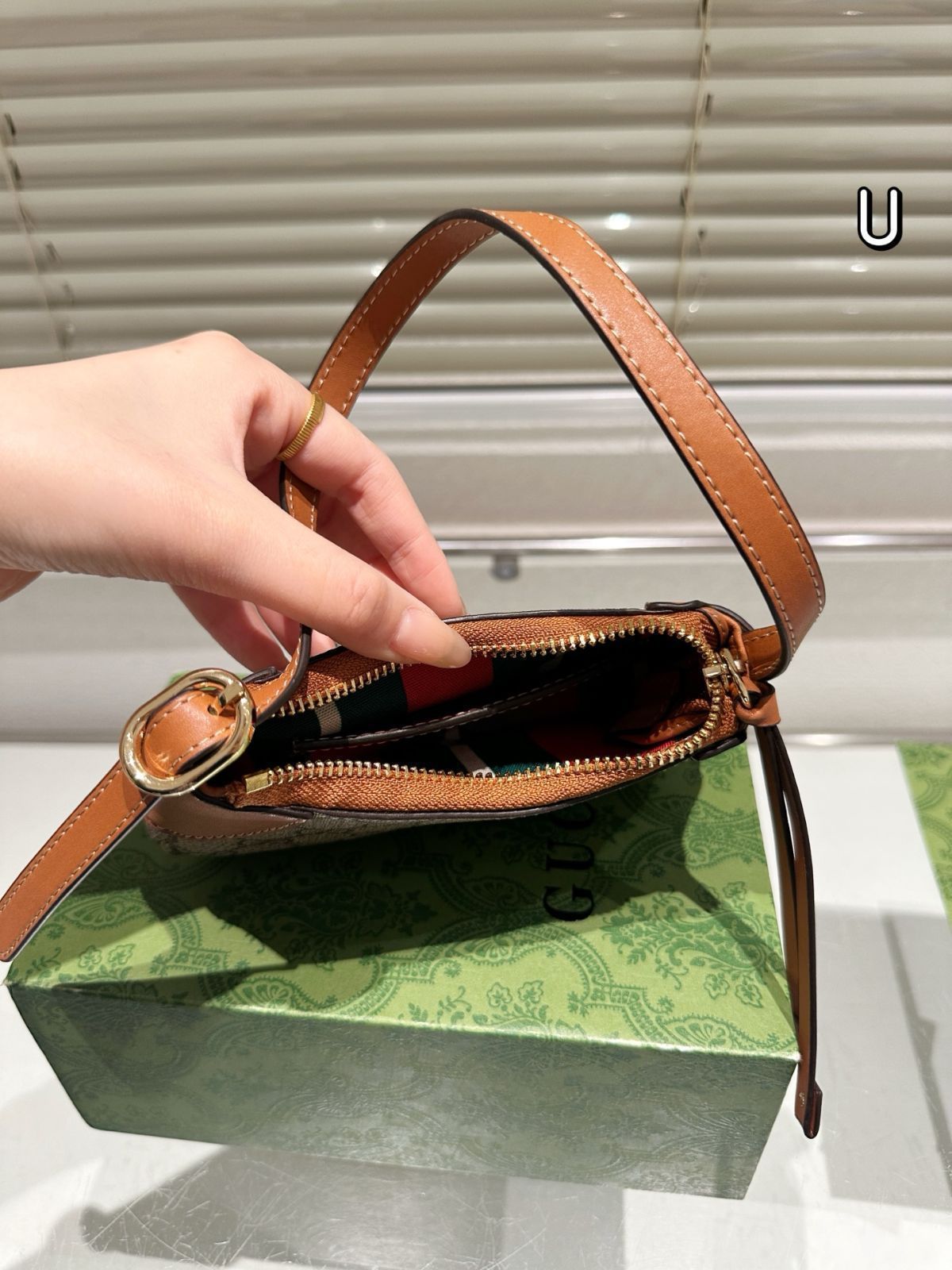 GUCCI アンダーアームバッグ　グッチ グッチ レザーショルダーバッグ ブロンディ ミディアム 699210