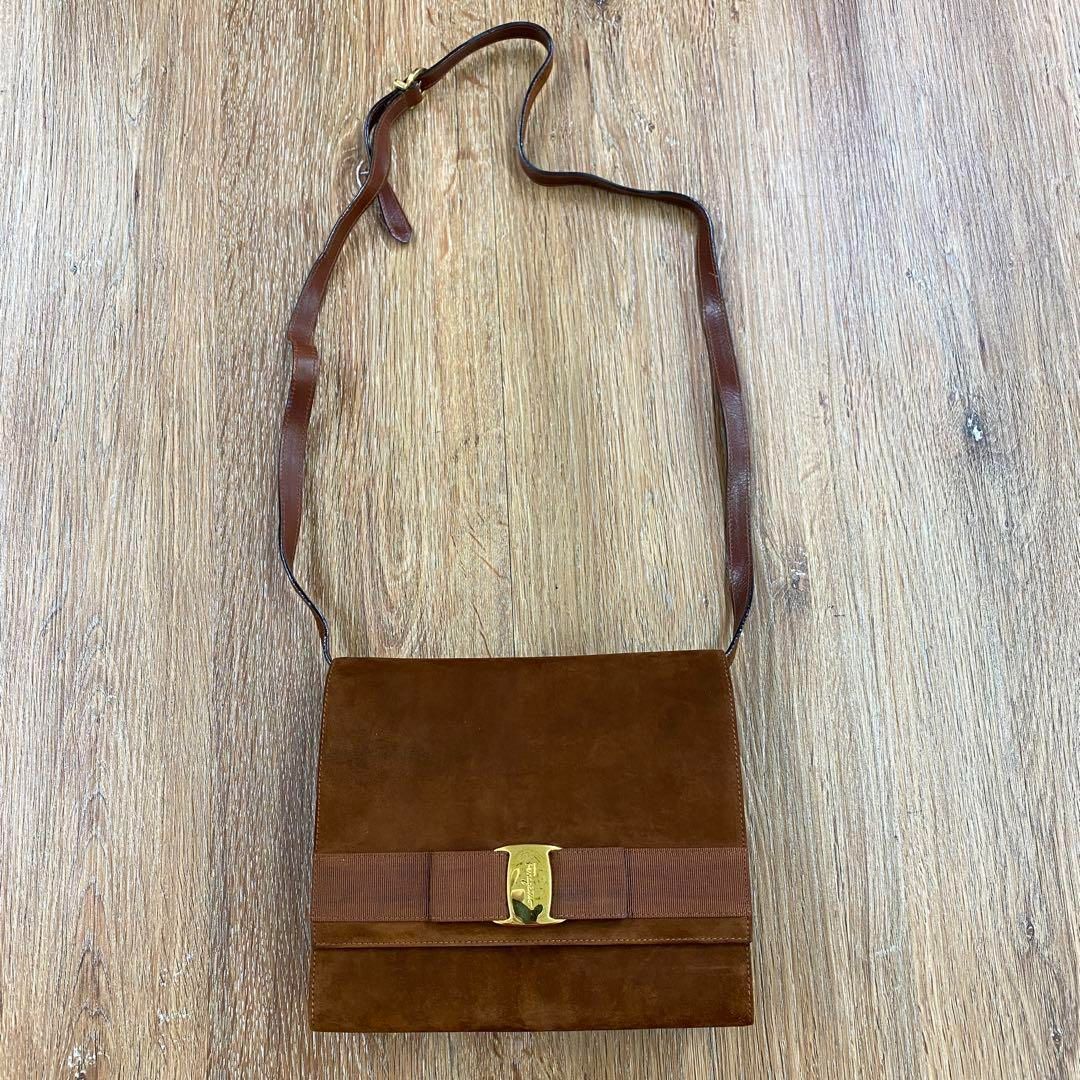 m4241 サルヴァトーレフェラガモ ヴァラ リボン スエード ショルダーバッグ