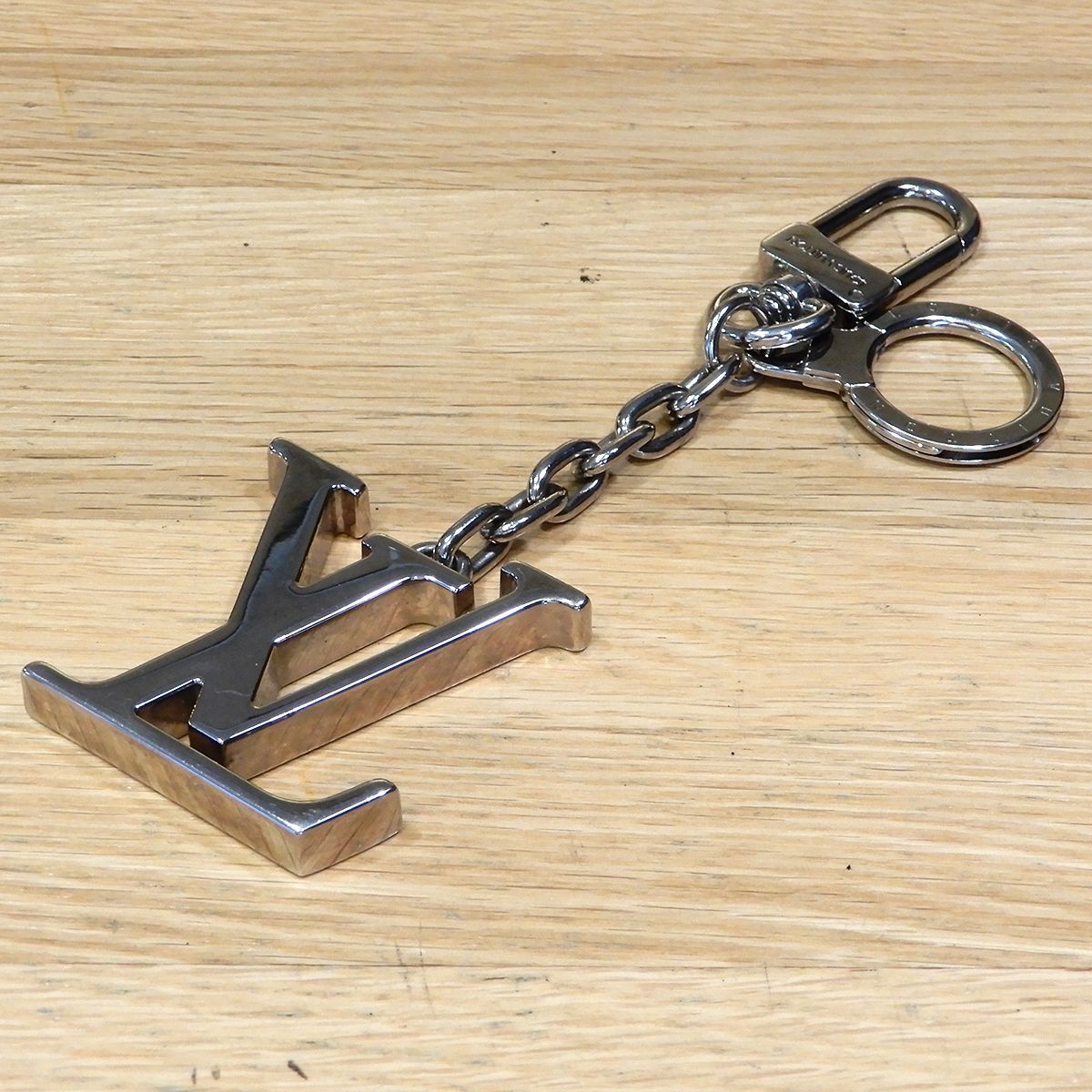 未使用級 美品 ルイヴィトン キーホルダー LVイニシャル M01192 ヴィトン キーホルダー LV イニシャル M01192 メタル キーリング
