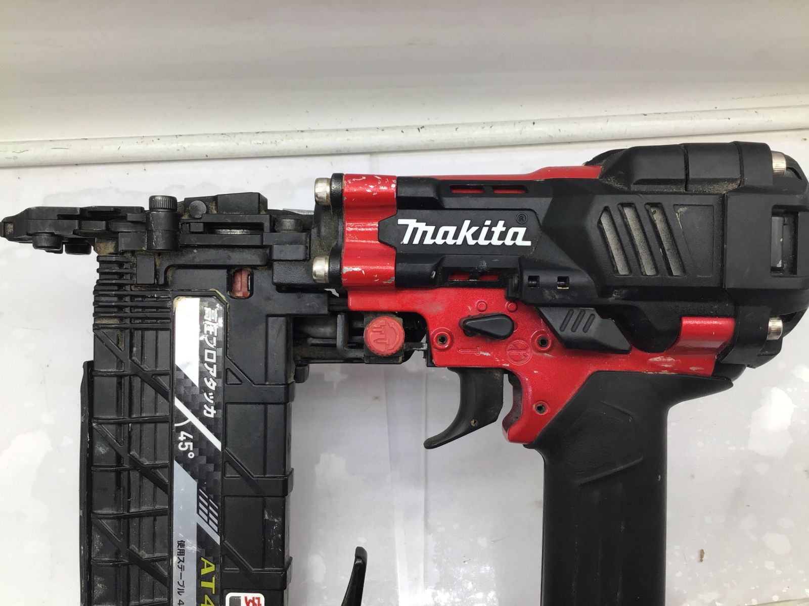 Makita/マキタ 高圧フロアタッカ AT451H(赤)⦅値下げ交渉可 Makita/マキタ 高圧フロアタッカ AT451H(赤)⦅値下げ交渉可
