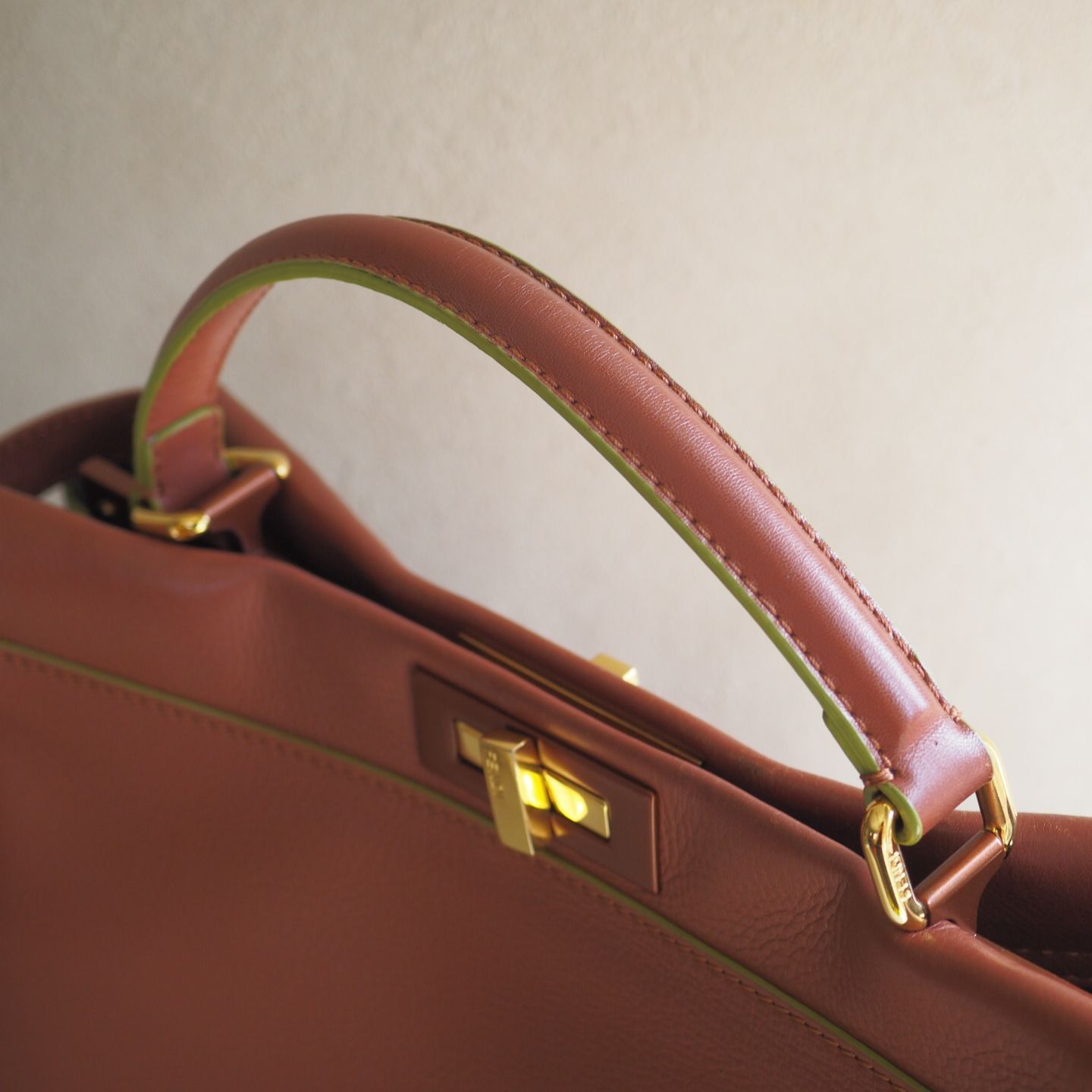 美品 希少カラー FENDI フェンディ ピーカブー 二つ折り財布 シボ革 緑