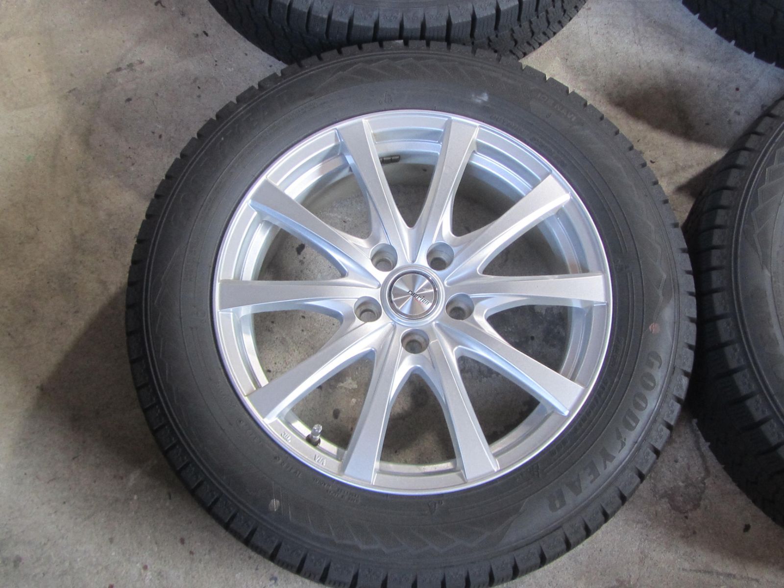 大特価】215/60R17 スタッドレス グッドイヤー アイスナビ8 C-HR外し
