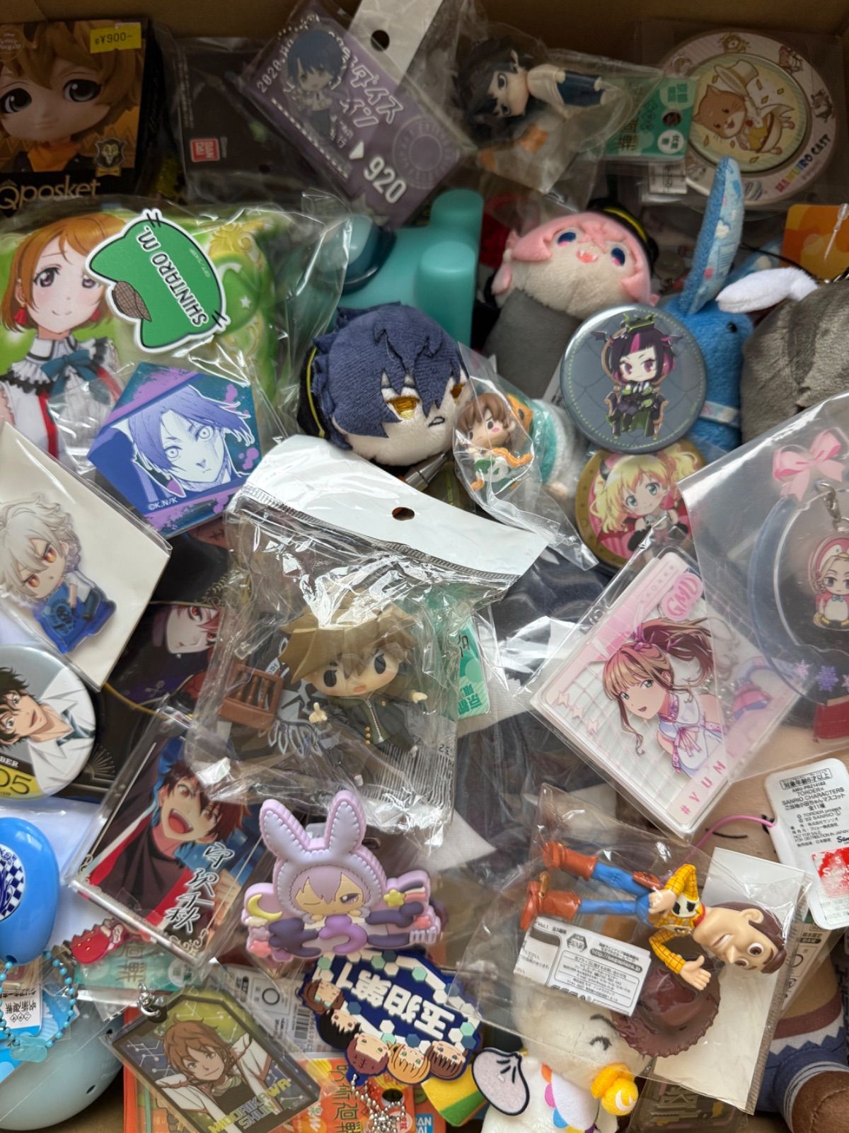 アニメグッズ等 缶バッジ キーホルダー ぬいぐるみ 300点以上大量まとめ売り 大特価! アニメグッズ等 缶バッジ キーホルダー クリアファイル