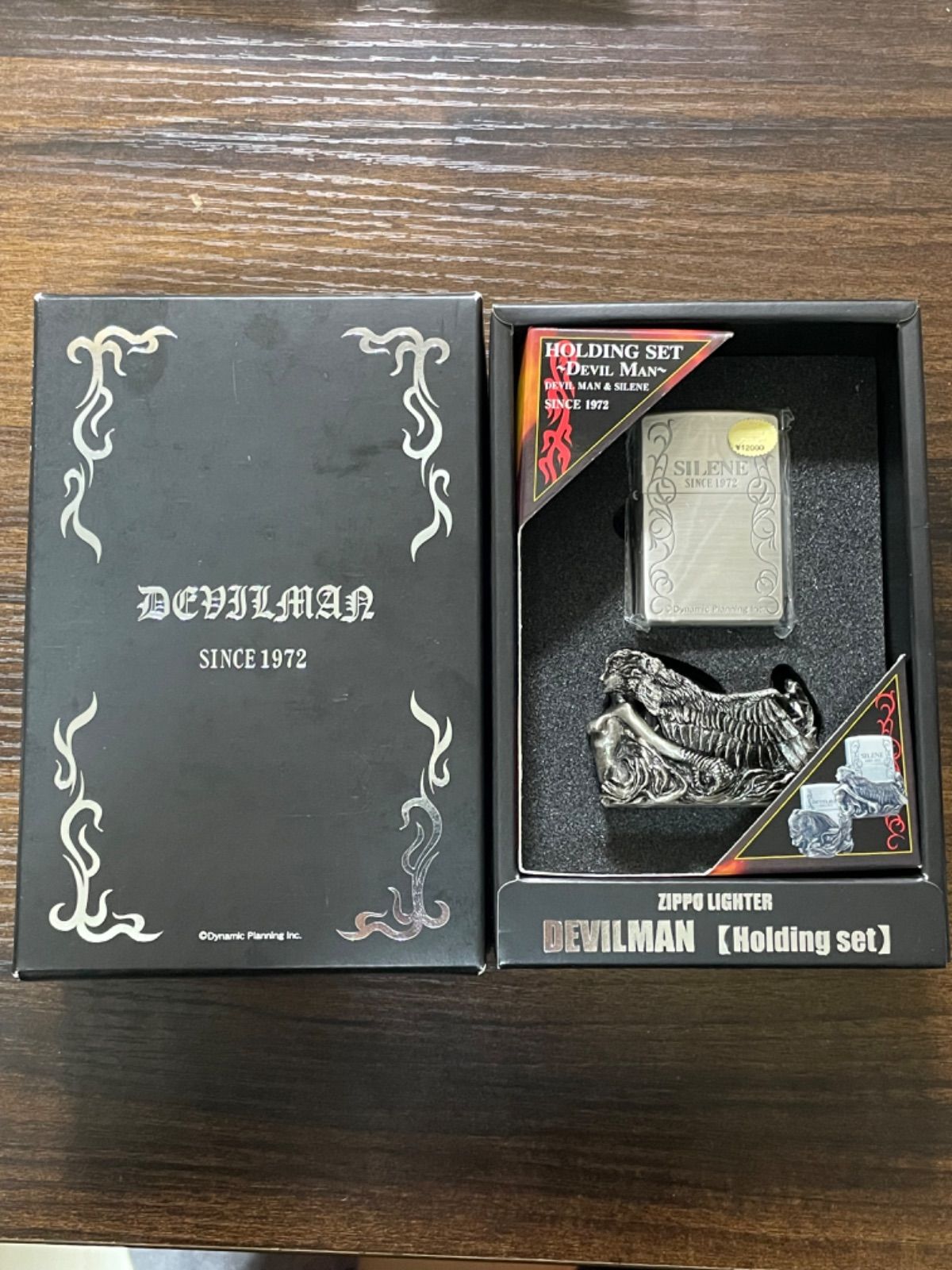 zippo DEVILMAN SILENE HOLDING SET デビルマン シレーヌ 年代物 2000年製 SINCE 1972 ユニファイブ デットストック シリアルナンバー NO.0391 ケース 台座 保証書