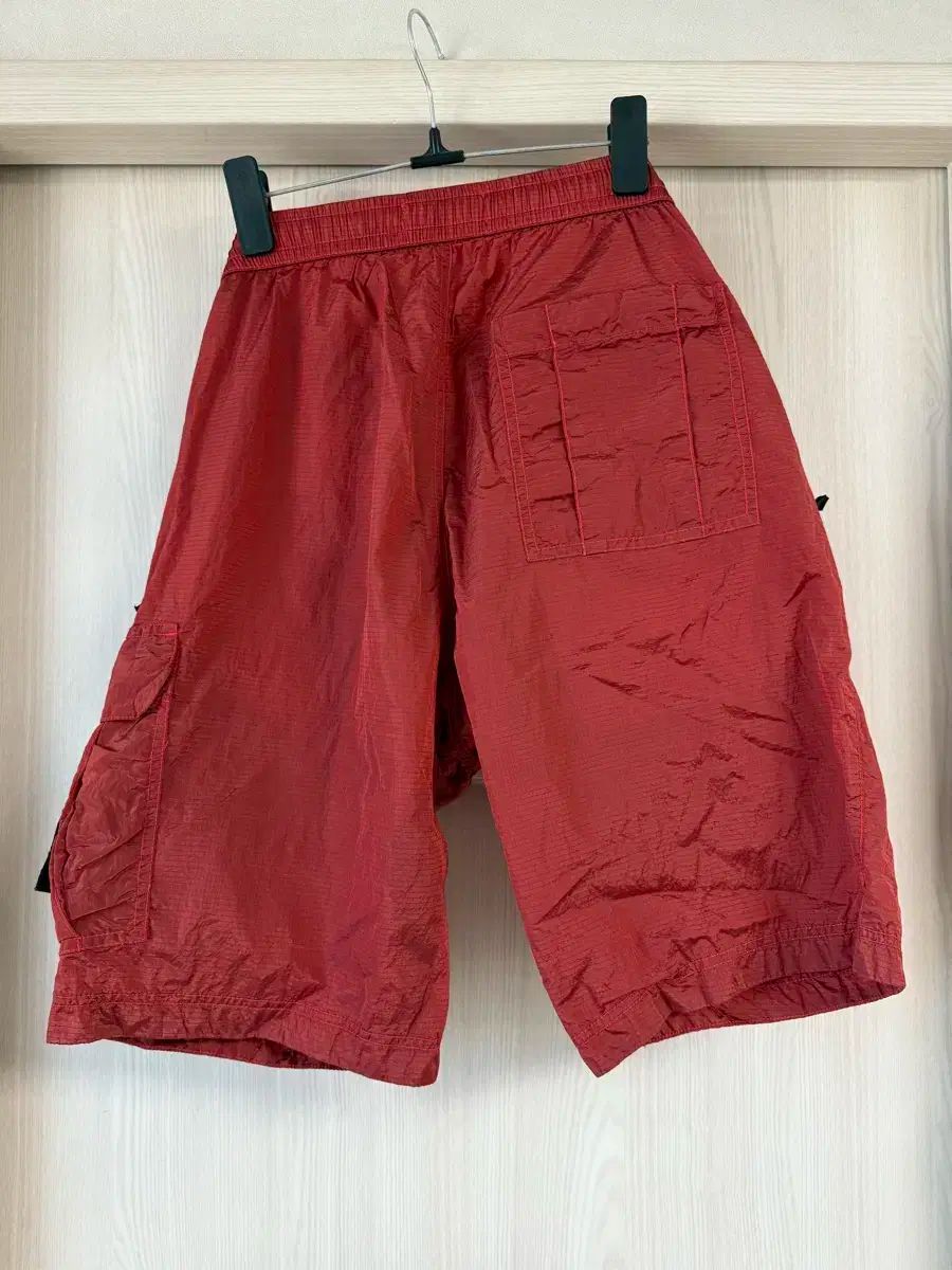 30 18 ー 19ss STONE ISLAND ストーンアイランド ナイロンメタル ハーフパンツ レッド