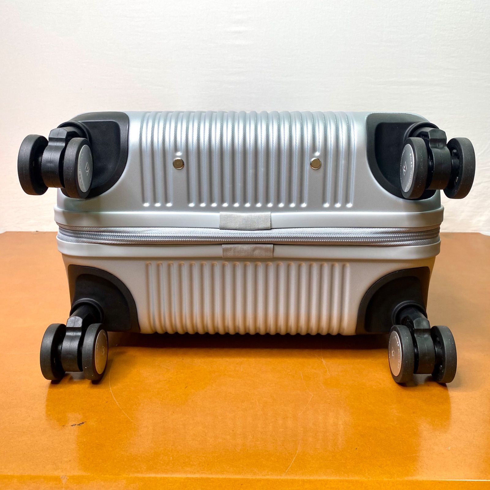 新品未使用 スイスミリタリー スーツケース 20インチ 38.5L 機内 