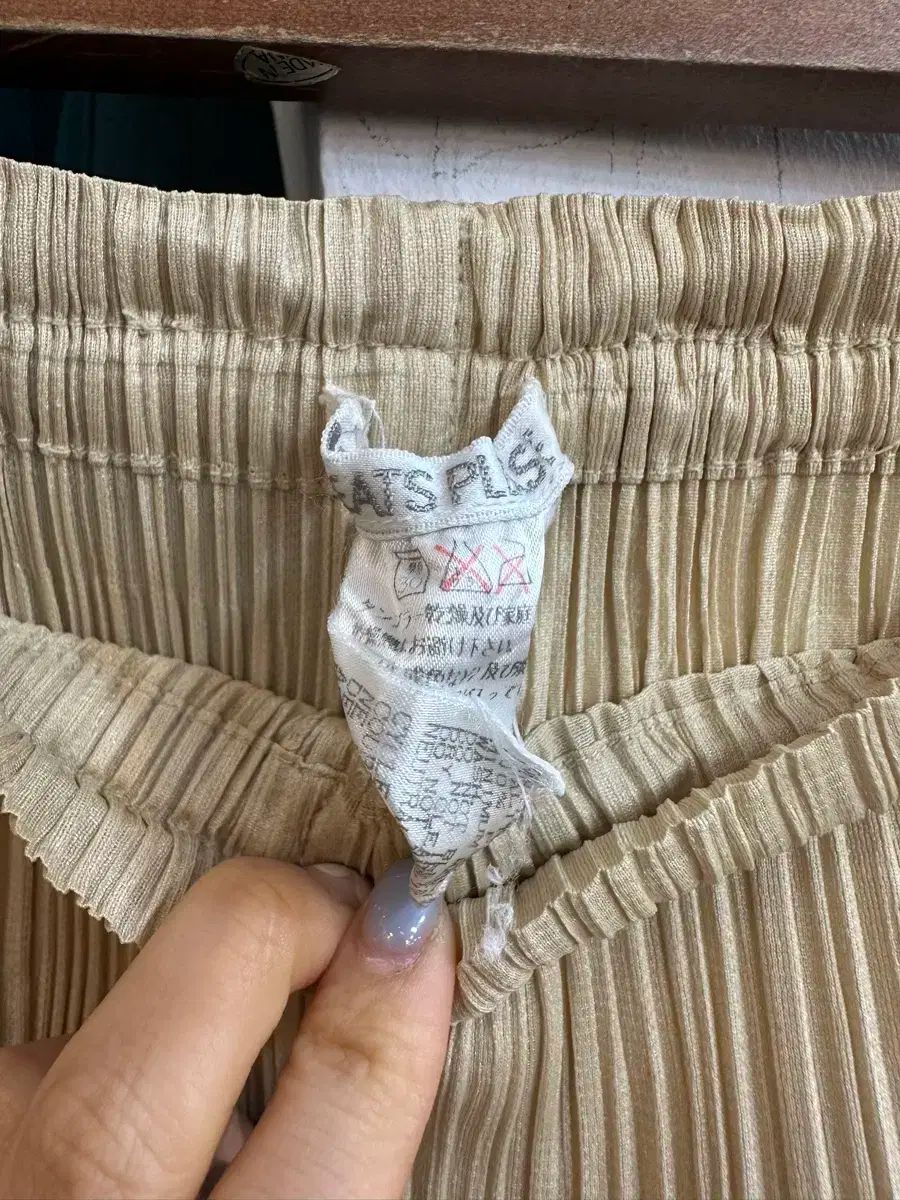 プリーツプリーズ ベージュ パンツ 18 プリーツプリーズ ベージュ