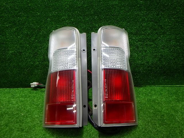 キャラバン テール左右 E25 前期 後期 4922 日産 純正品 251024013